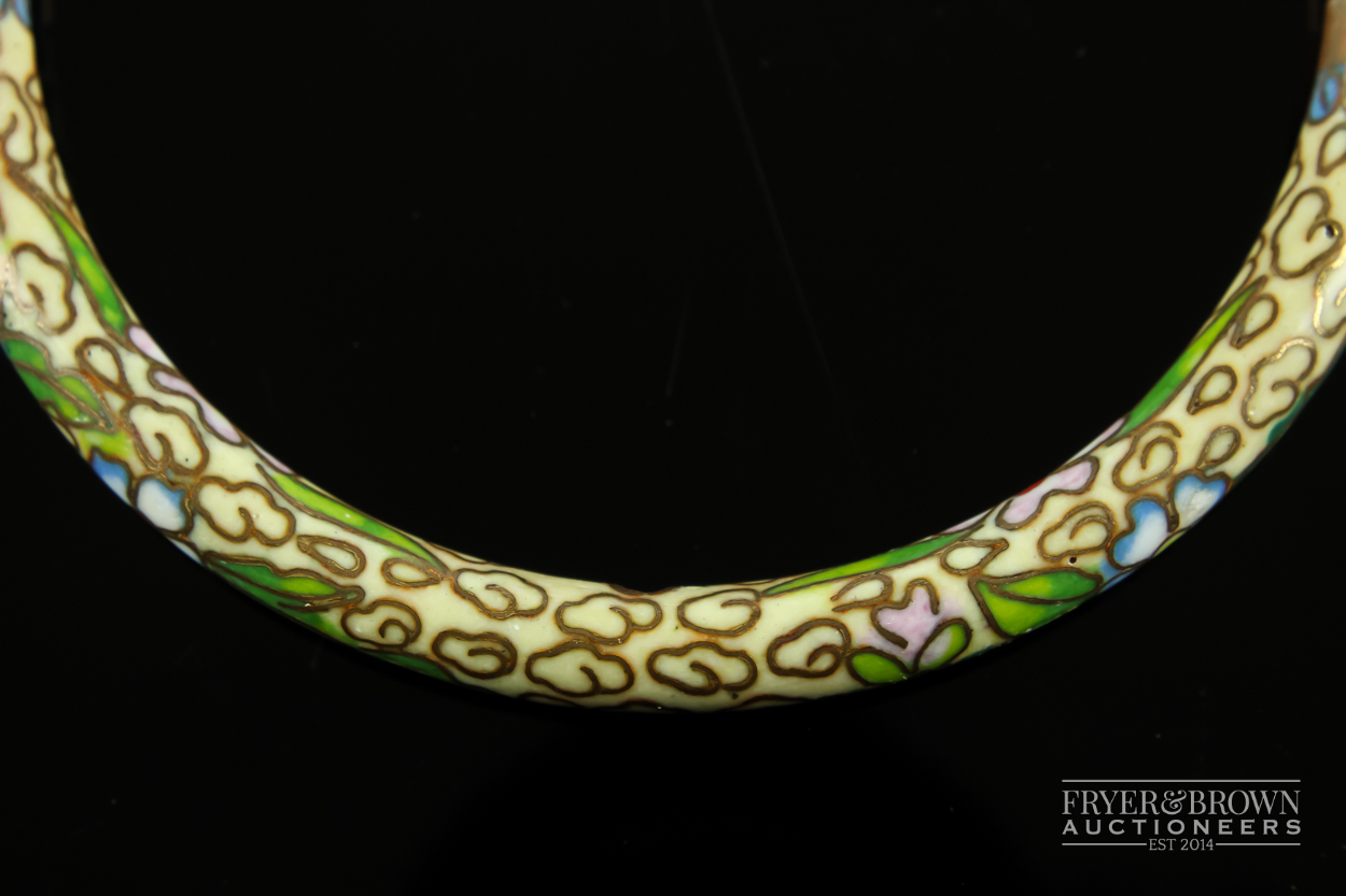 A Japanese cloisonne hinged bangle, the ivory coloured ground decorated with stylised cloud motifs - Image 2 of 4