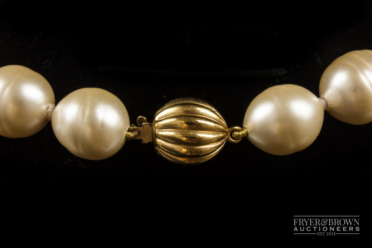 Ciro - a necklace of a uniform row of faux South Sea baroque pearls; and a matching bracelet, both - Image 4 of 5