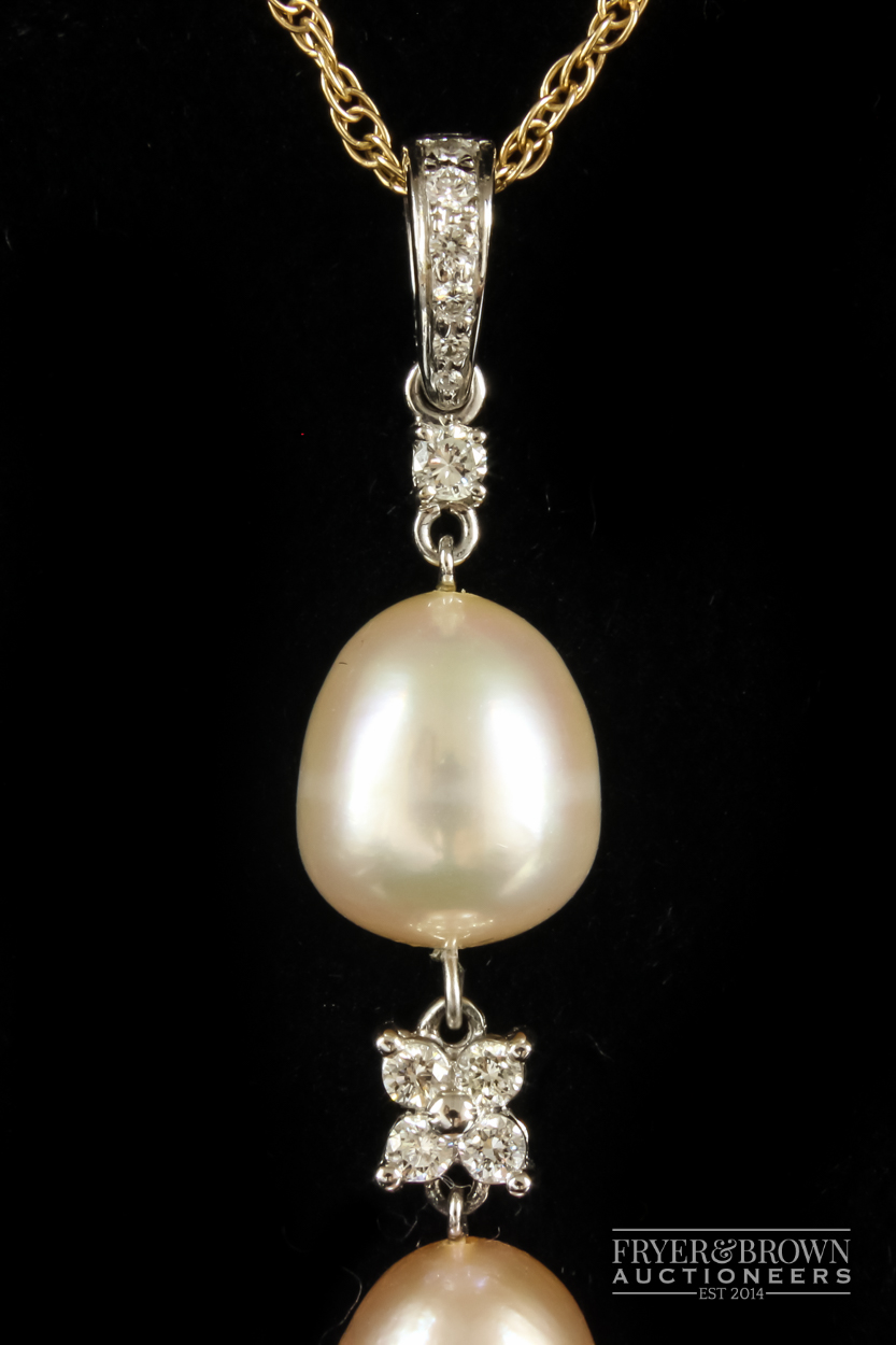 An 18ct gold, diamond and coloured pearl pendant, set with three slightly graduated pearls of - Image 2 of 5