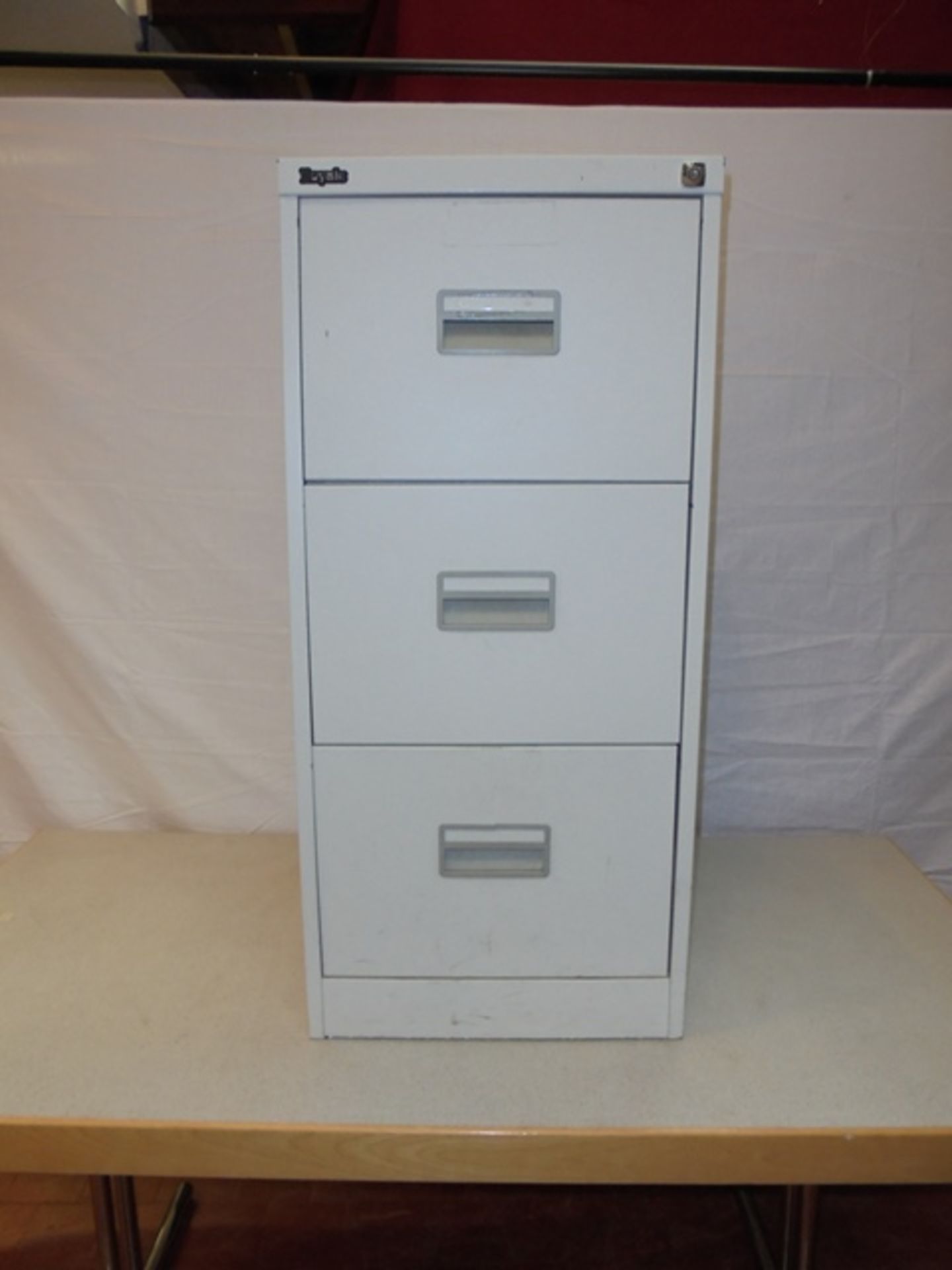 Royale 3 Drawer Metal Filing Cabinet. Size H110cm x W46cm x D62cm
Colour Grey.(No Key)