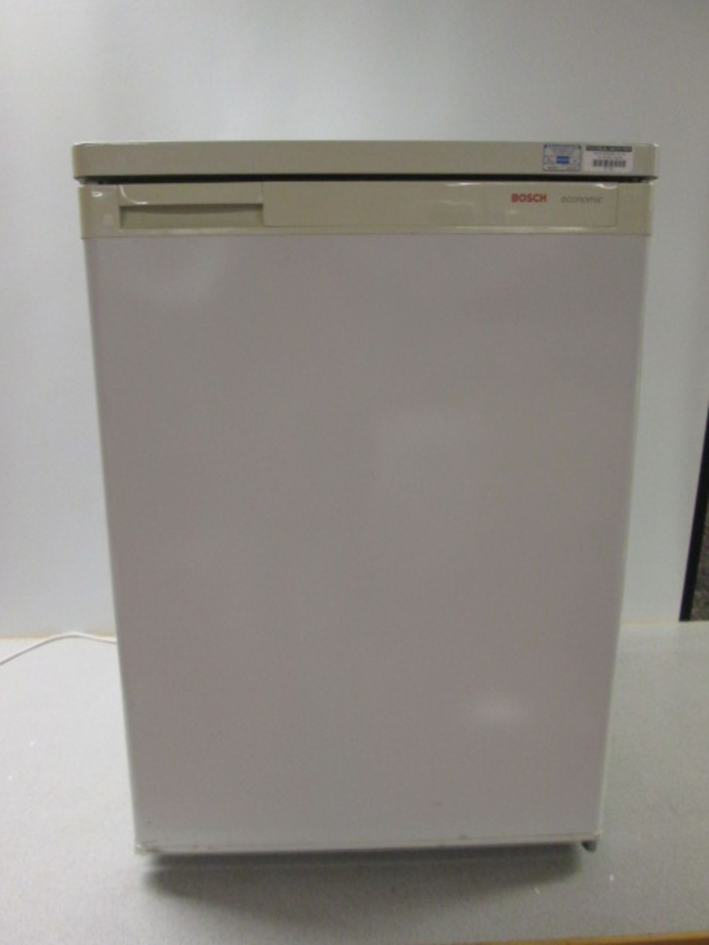 Bosch Economic Fridge/Freezer, Model FD8105. Missing Salad Containers.