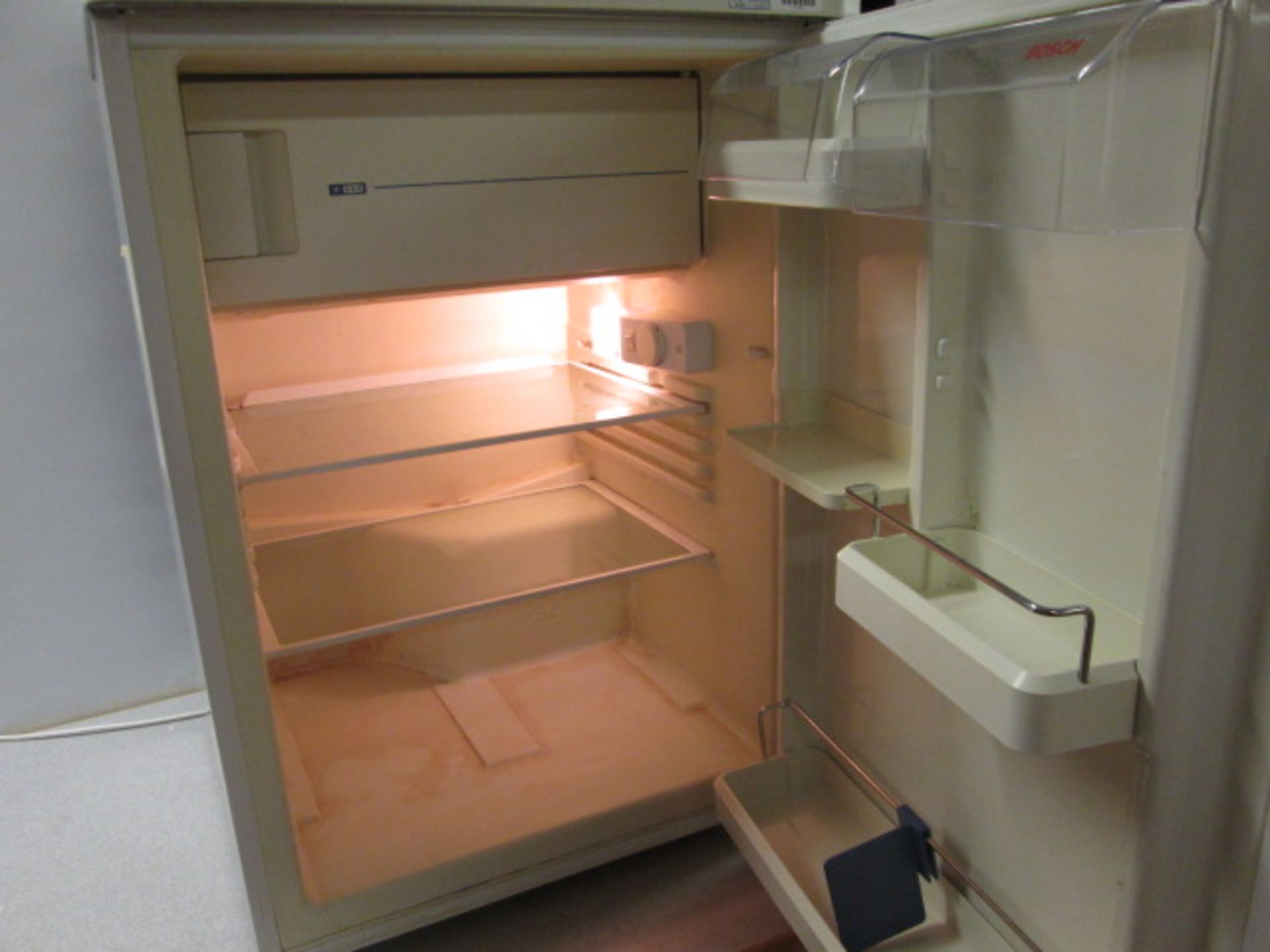 Bosch Economic Fridge/Freezer, Model FD8105. Missing Salad Containers. - Image 4 of 4