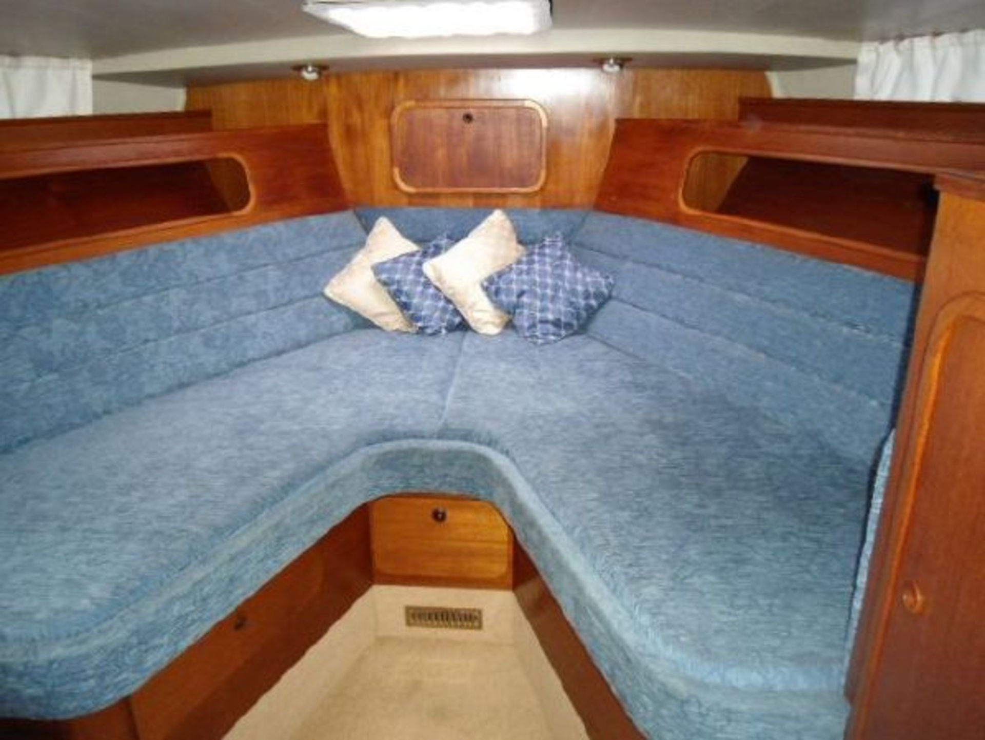 Broom Monarch 39ft, 6 Berth Offshore/River Aft Bridge Cruiser "NO VAT or Buyers Premium on this Lot" - Image 9 of 15