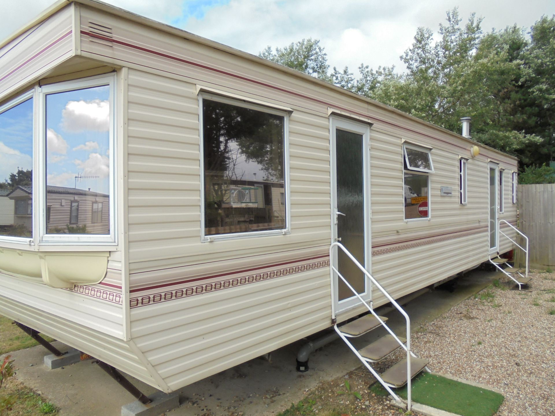 WARRANT SATISFIED. 'LOT WITHDRAWN' Bluebird Charisma Static Caravan. 35ft x 12ft, Year 2000. - Image 7 of 26