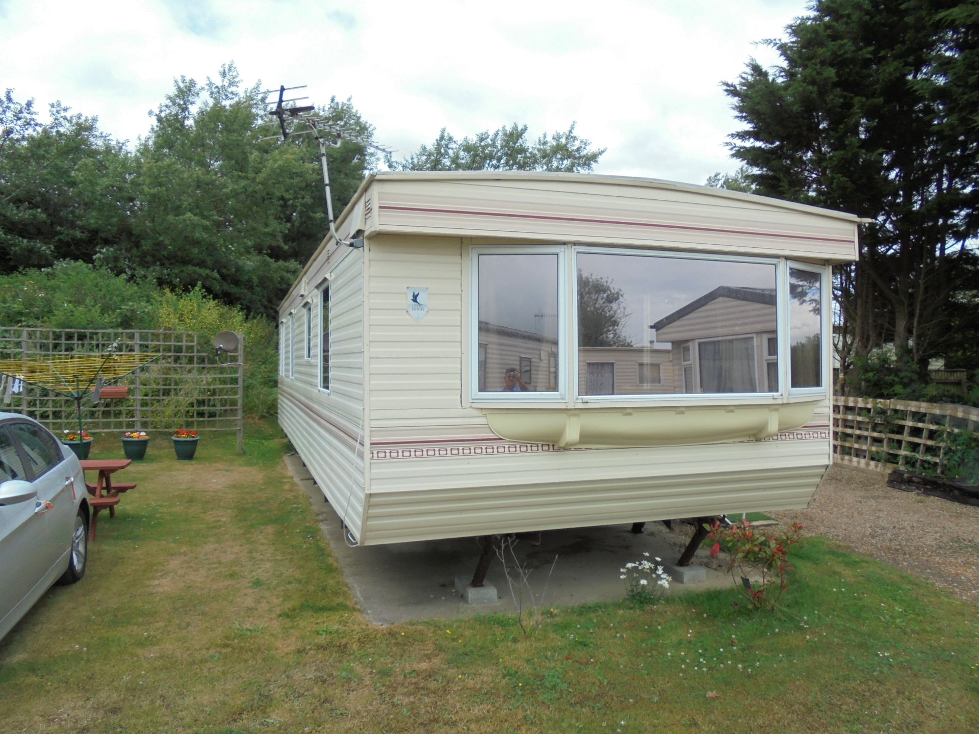 WARRANT SATISFIED. 'LOT WITHDRAWN' Bluebird Charisma Static Caravan. 35ft x 12ft, Year 2000. - Image 5 of 26