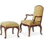 Fauteuil und Hocker, Louis XV.-Stil, 19. Jh.
Nussbaum. Geschwungenes Gestell. Gepolsterte Sitzfläche