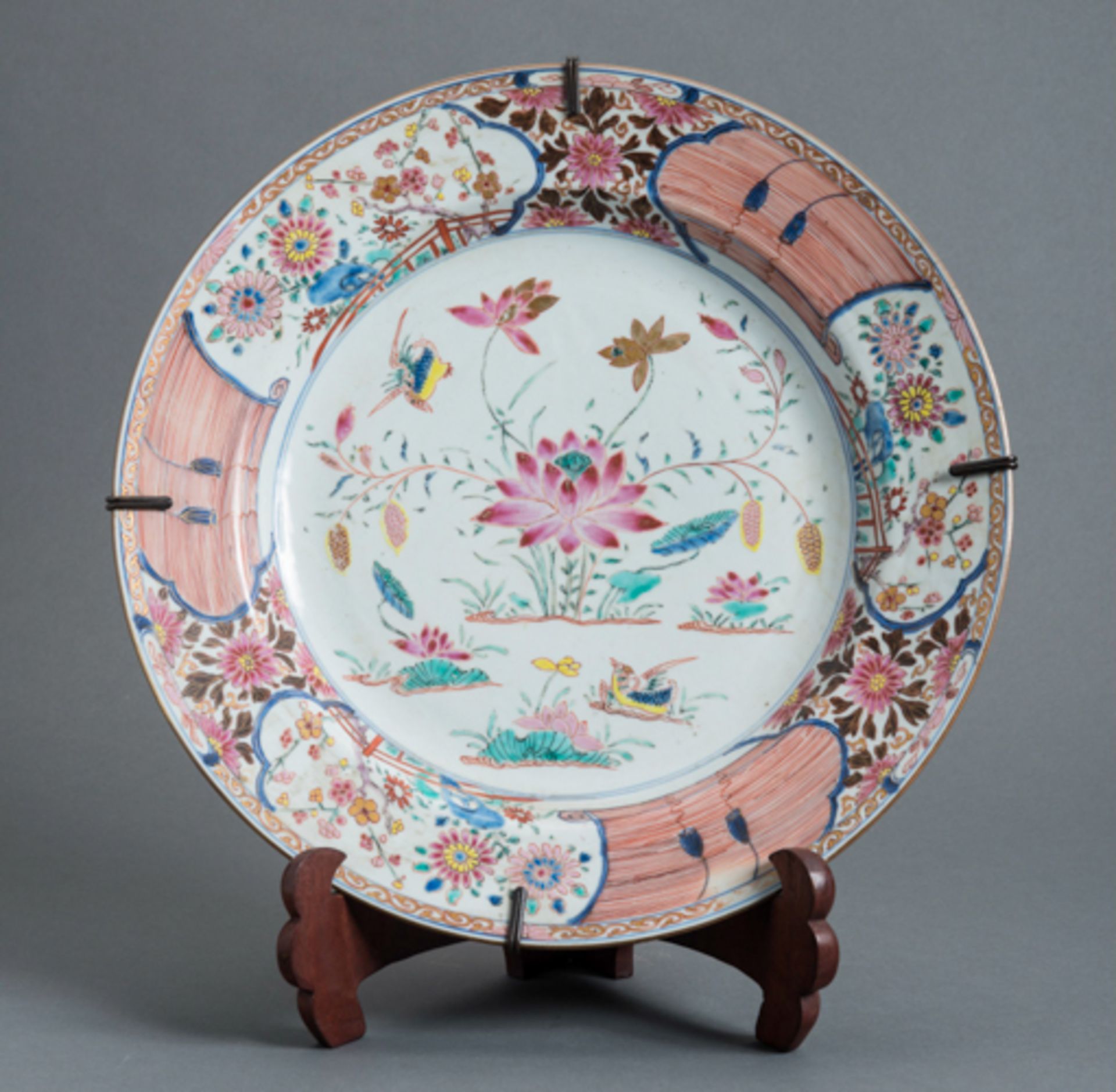 LARGE FAMILLE ROSE PLATE  Porcelain with enamel colours. China, 18th cent.  Very beautiful,