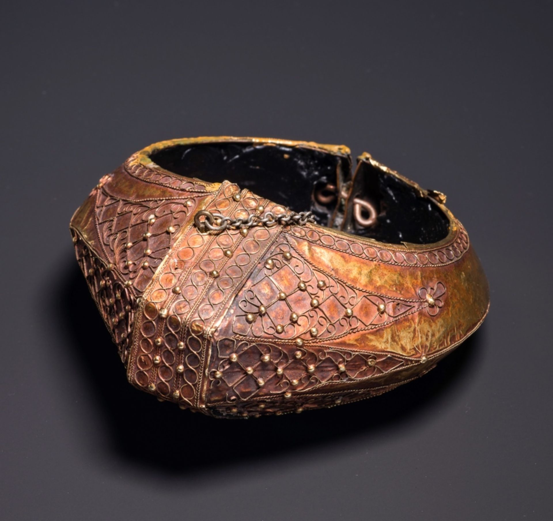 GOLDEN BRACELET WITH FILIGREE    Gold on filling. Indonesien, Sumatra 19th Century   A rare bracelet