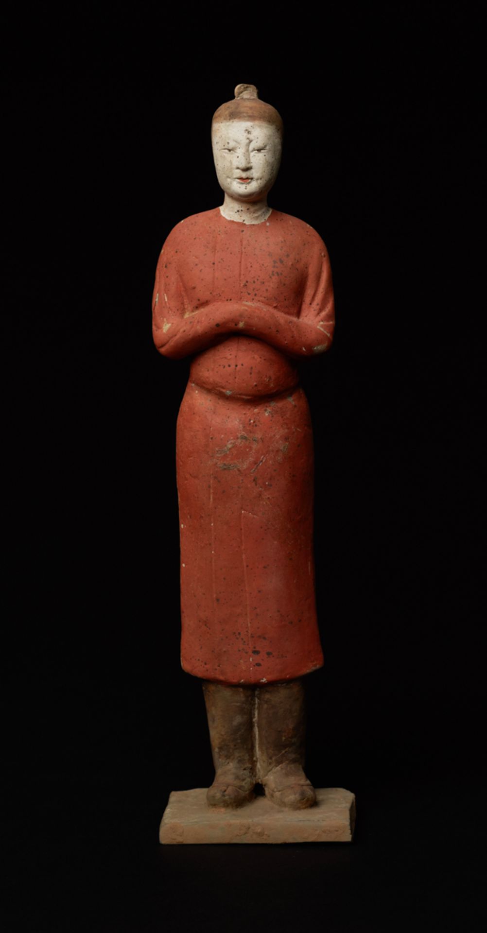 HOFDIENER IN DARBIETUNGS-ZEREMONIETerrakotta mit Bemalung. China, Tang (618-907)Die schlanke Figur