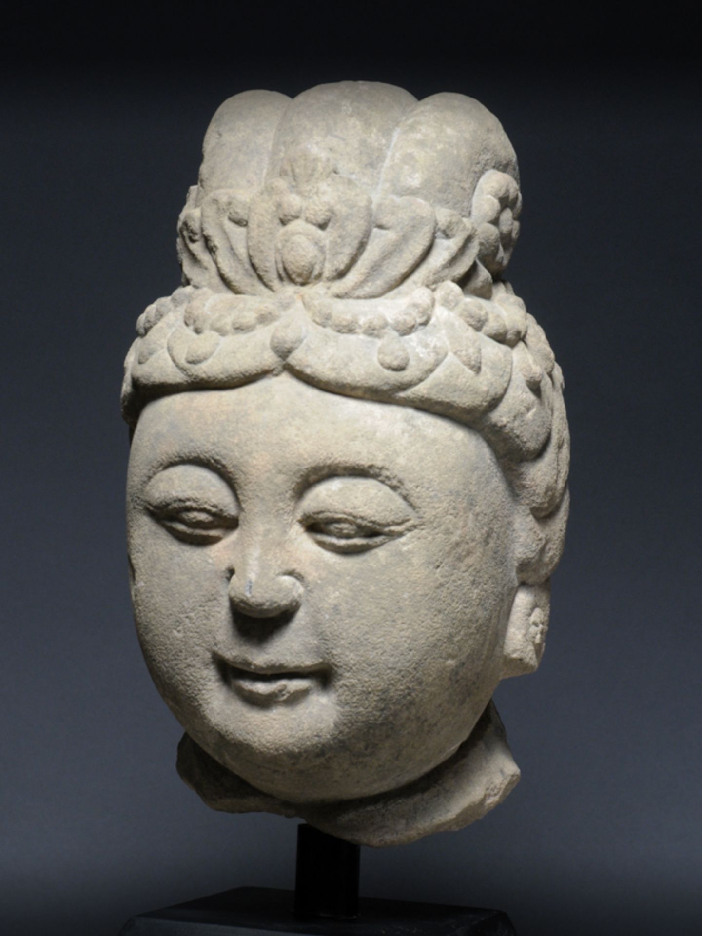 KOPF EINES BODHISATTVASandstein. China, vermutlich Ming-Dynastie (1368 – 1644)Möglicherweise der