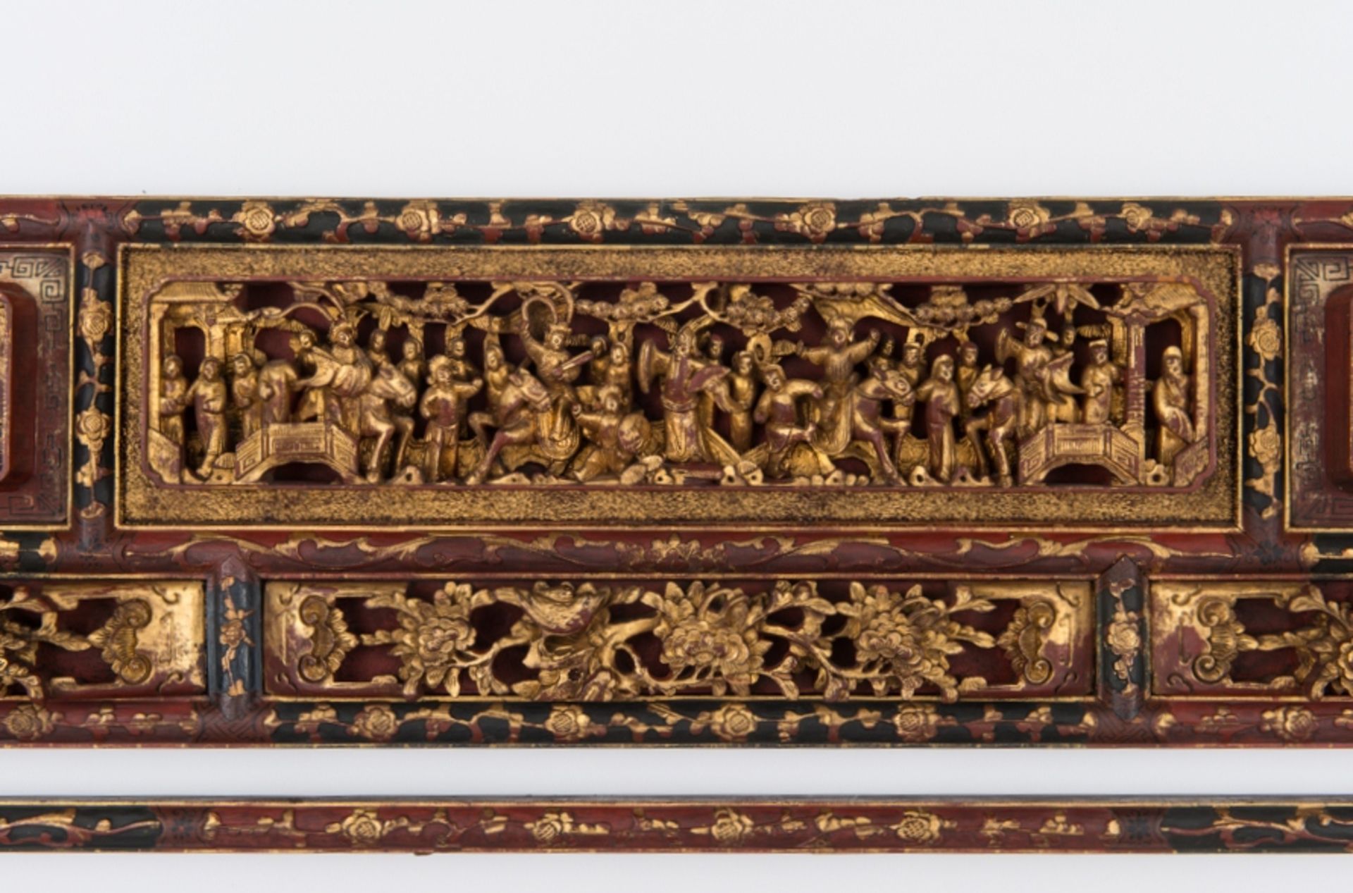 BREITE TAFEL MIT VIELFIGURIGEN SZENEN UND BLÜTENHolz und Vergoldung. China, sp. Qing, ca. 19. Jh. - Bild 4 aus 7