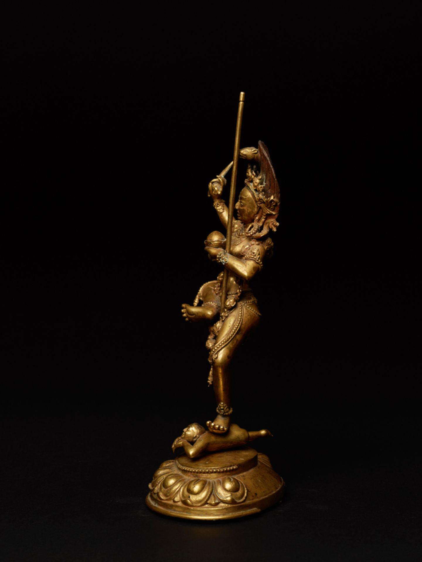 DIE DAKINI VAJRAVARAHIFeuervergoldete Bronze. Tibet, vermutlich 18. / 19. Jh.Sehr gut gearbeitete - Bild 5 aus 8