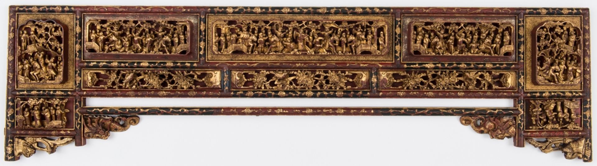 BREITE TAFEL MIT VIELFIGURIGEN SZENEN UND BLÜTENHolz und Vergoldung. China, sp. Qing, ca. 19. Jh.