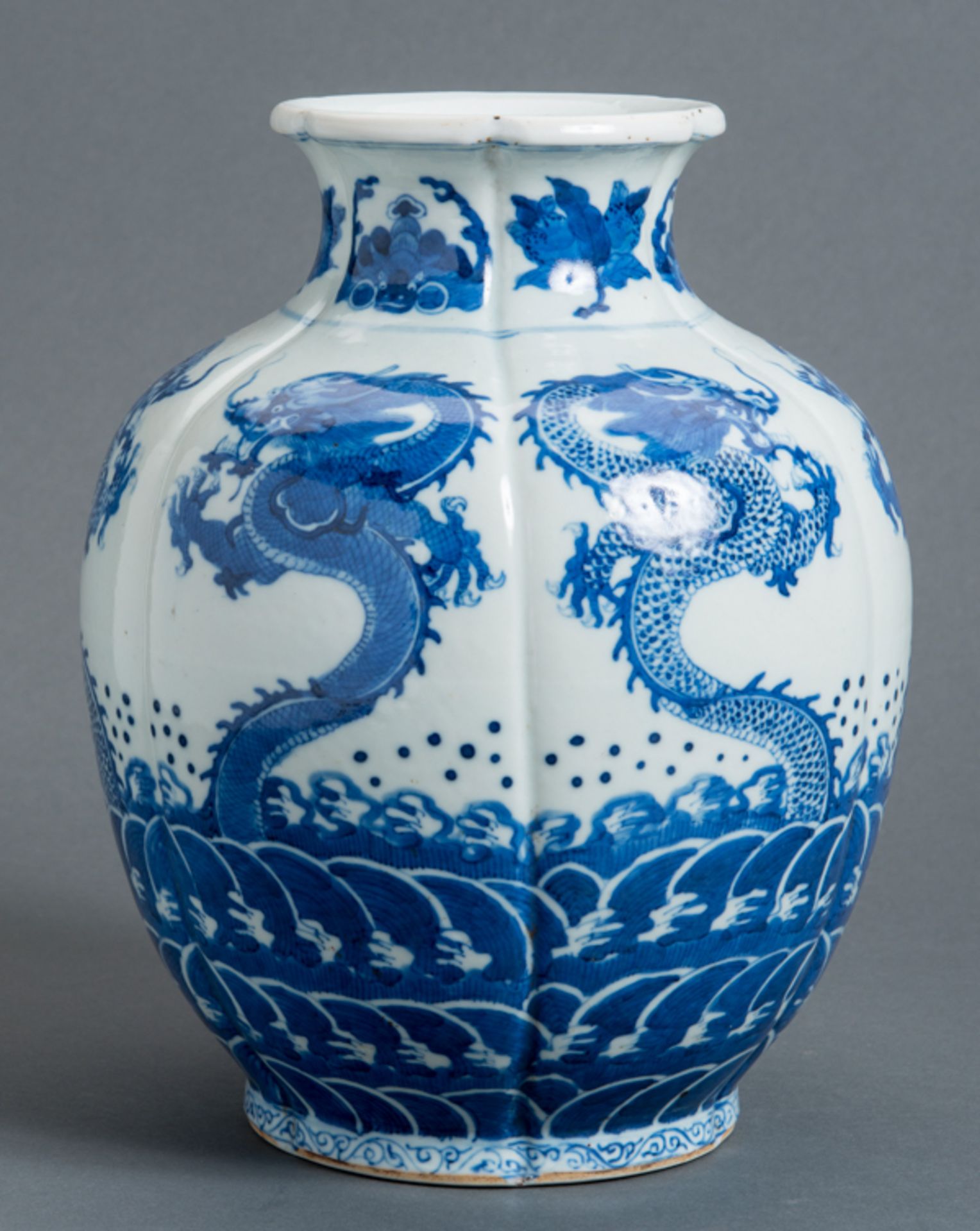 VASE MIT SECHS DRACHENPorzellan mit Unterglasurblau. China, vermutl. 1. Hälfte 20. Jh.Mit