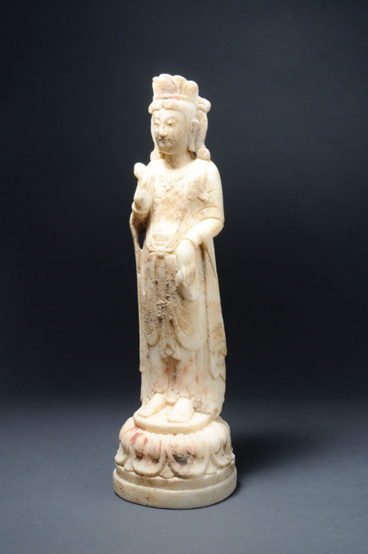 AUF LOTUS STEHENDER BODHISATTVAWeißer Marmor. China, vermutlich Nördliche Wei-Dynastie (385 -535)