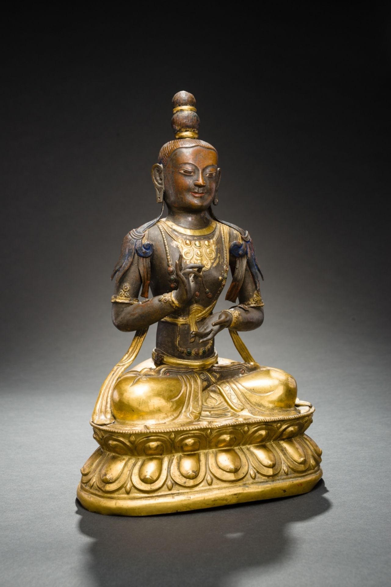 DER BODHISATTVA DER TRANSZENDENTEN WEISHEITKupferrepoussé und Bronze mit Feuervergoldung. Tibet, - Image 5 of 8