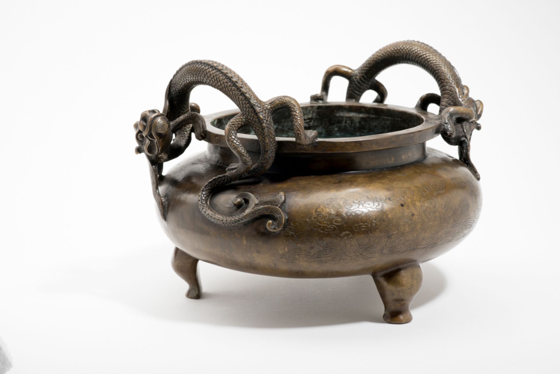 RÄUCHERBECKEN MIT DRACHENBronze. China, Qing-Dynastie (1644 – 1912), ca. 18. Jh.Größeres - Bild 5 aus 10