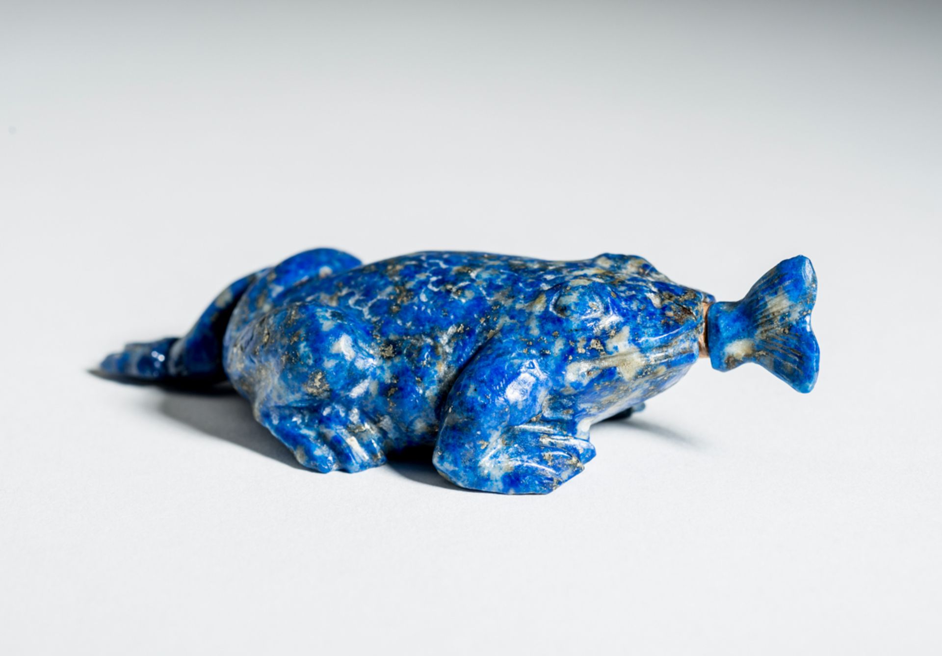 SNUFFBOTTLE IN KRÖTENFORMLapislazuli. China, Qing, ca. 19. Jh.Eine wie in Bewegung befindliche - Bild 3 aus 5