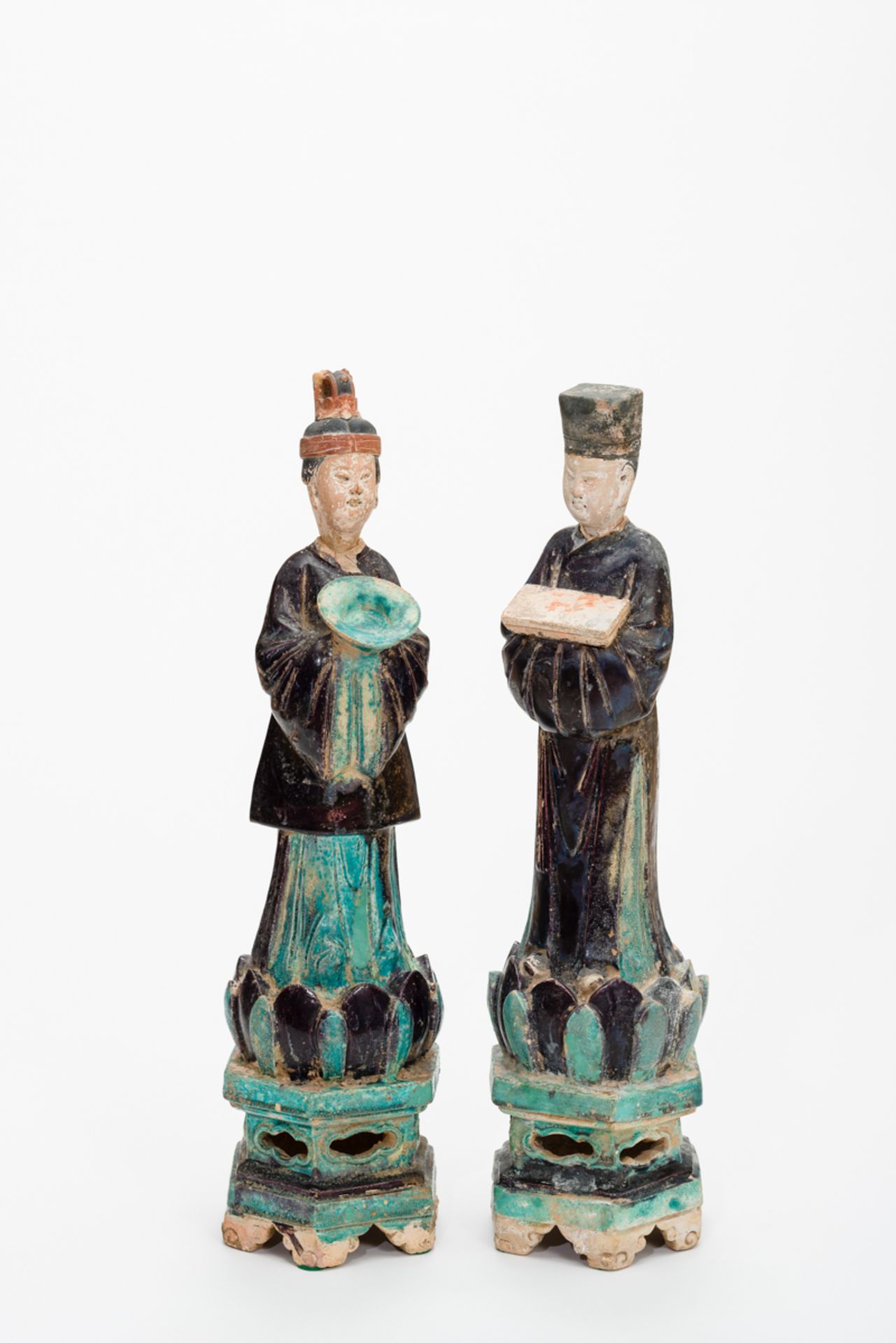 DAME UND HERR AUS EINEM GROSSEN GEFOLGETürkis und schwarz glasierte Keramik. China, Ming-Dynastie,