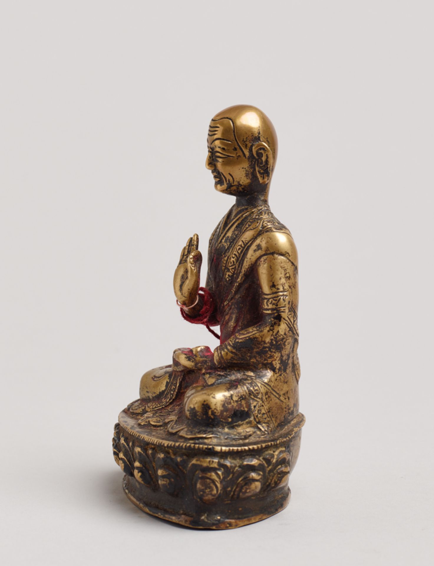 LAMAGelbe Bronze. Tibet, ca. 17. bis 18. Jh.In Padmasana (Lotussitz) auf einem Lotuspodest - Bild 4 aus 6