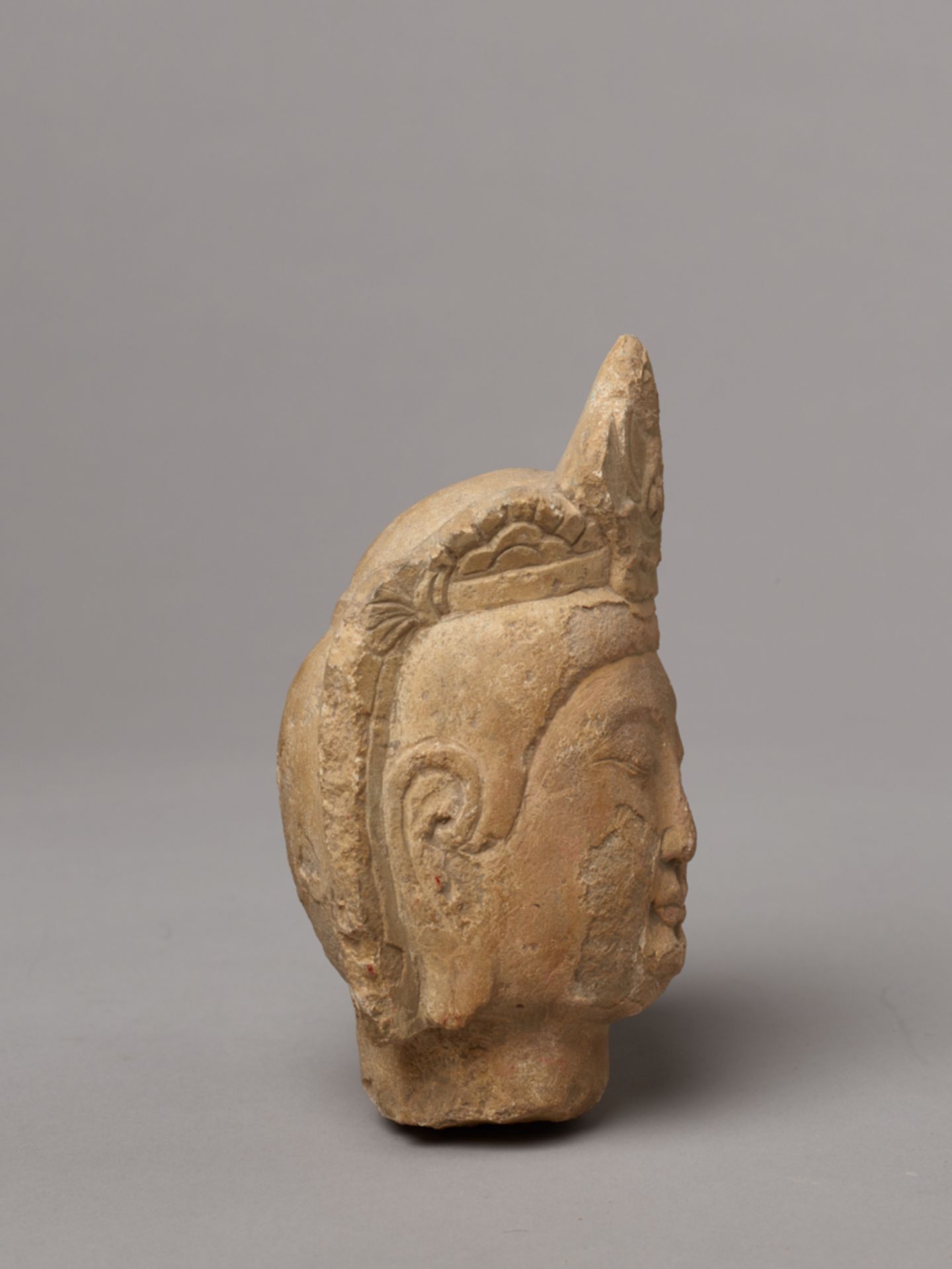 KOPF EINES BODHISATTVAGelbgrauer Stein. China, Nördliche Wei-Dynastie (386 - 534)Trotz der Alterung - Bild 4 aus 6