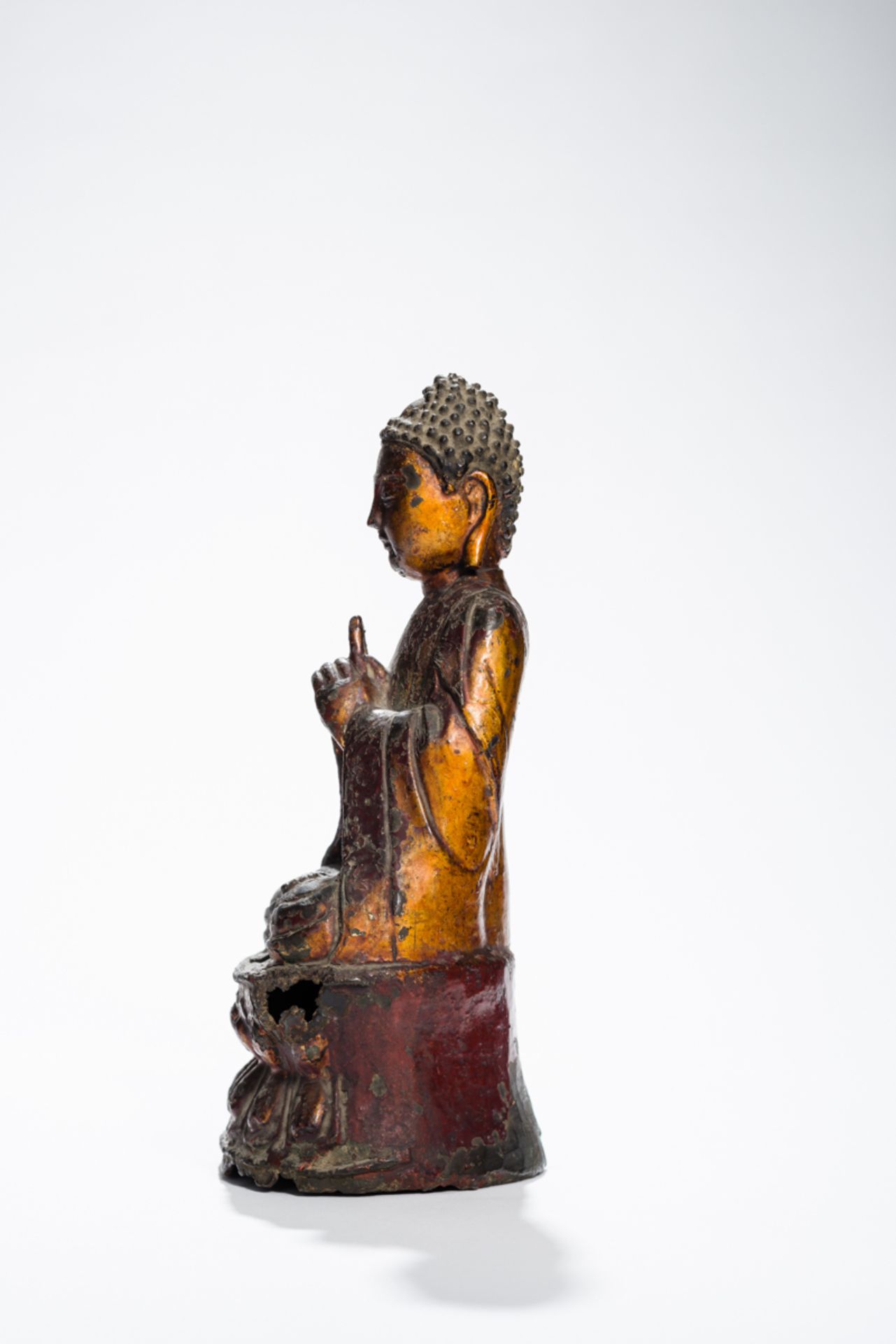 BUDDHA MIT DEm SELTENEN GESTUS DES SALBENSBronze mit Vergoldung. China, ca. 17. Jh.Buddha - Bild 5 aus 8