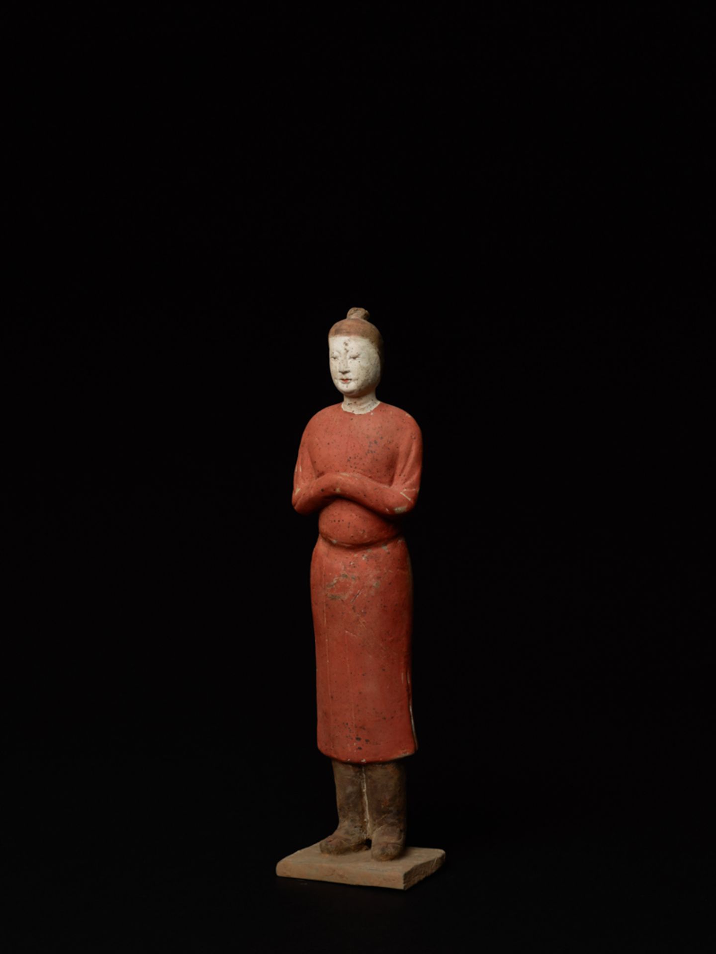 HOFDIENER IN DARBIETUNGS-ZEREMONIETerrakotta mit Bemalung. China, Tang (618-907)Die schlanke Figur - Image 2 of 6