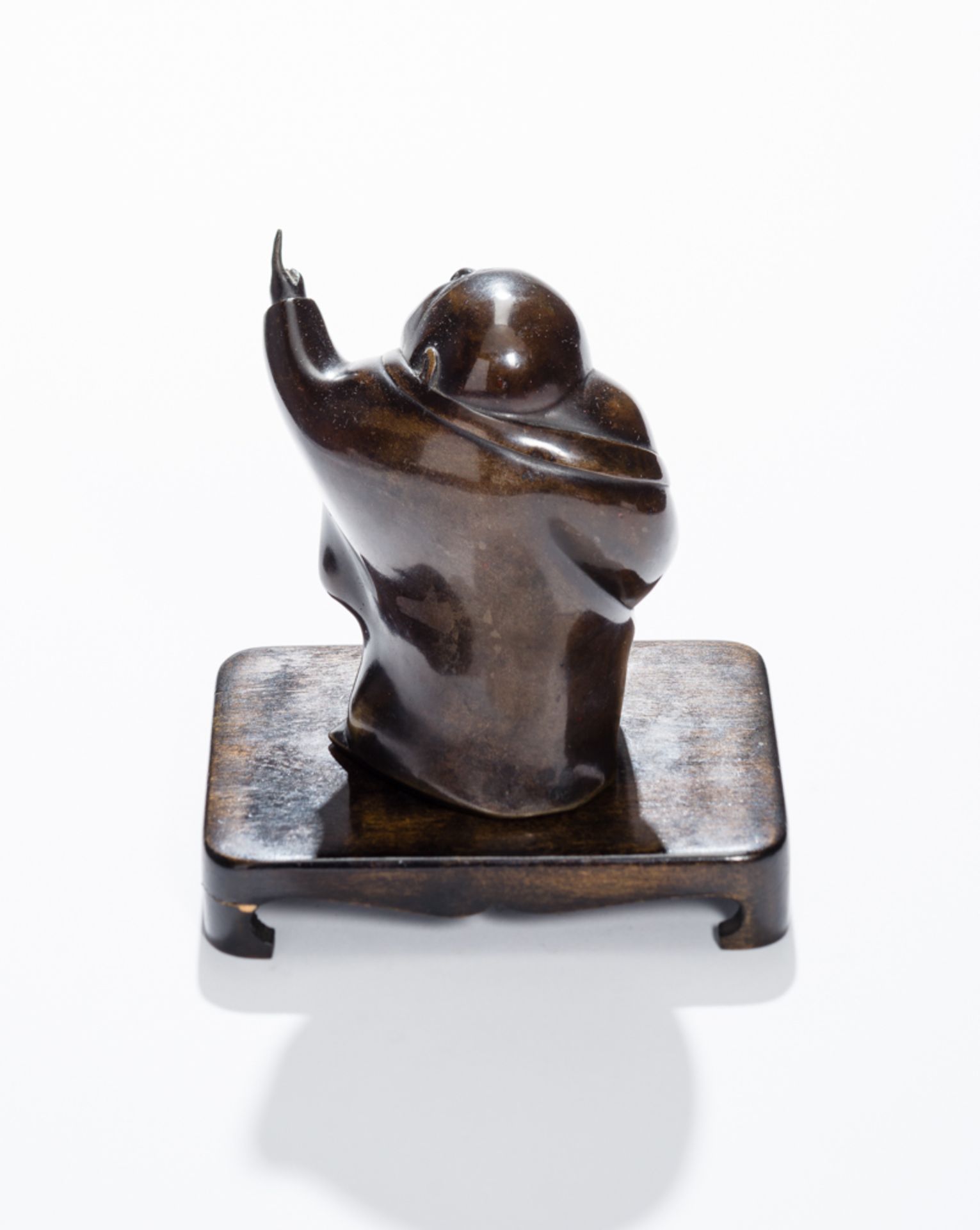 STEHENDER GLÜCKSGOTT BUDAIGelbe Bronze. China um 1900Der dickbäuchige Glücksgott in wallendem - Bild 5 aus 8
