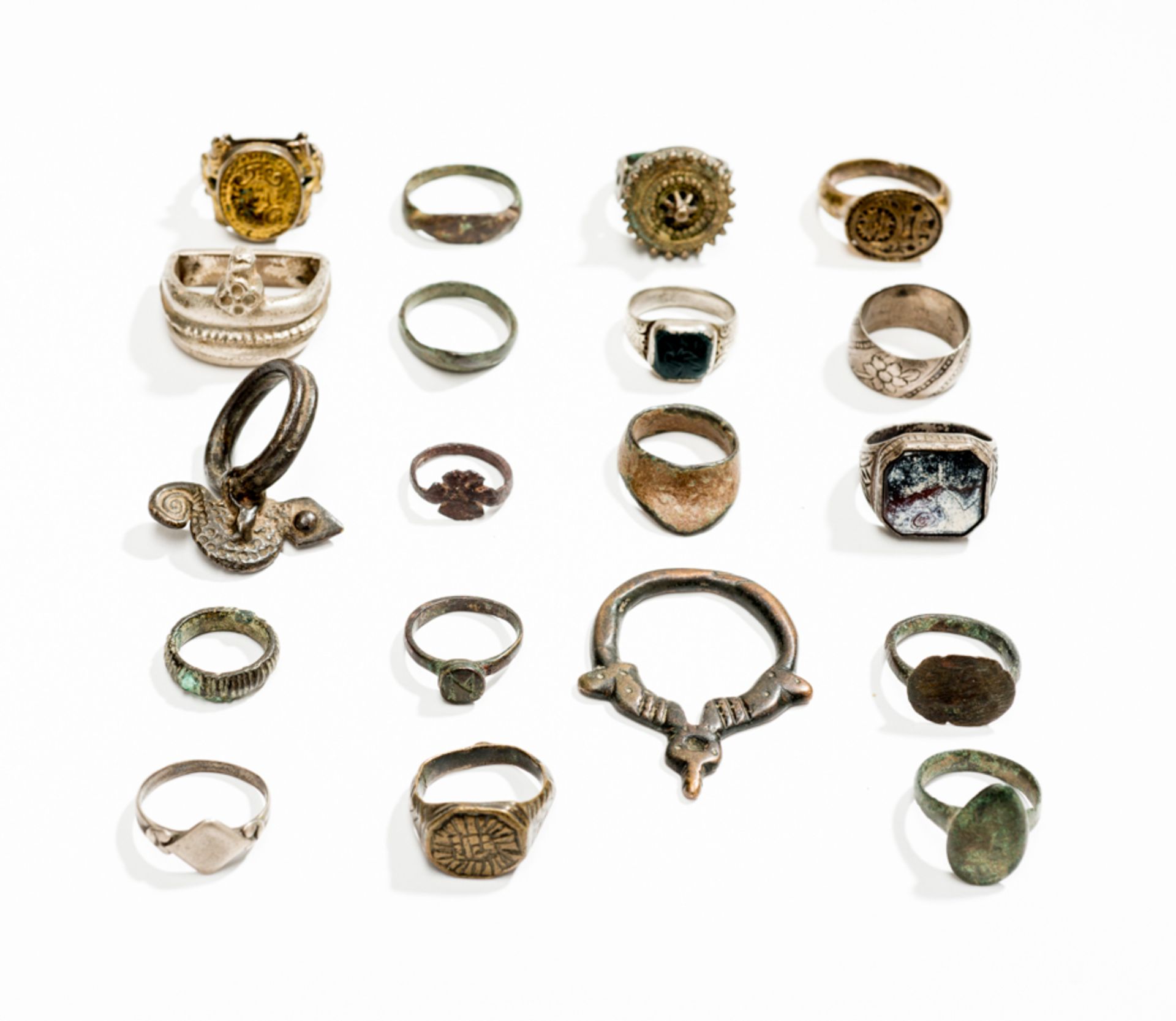 SELTENE SAMMLUNG AN 19 RINGENMessing, Bronze, Silber, Vergoldung, Eisen, Steine. Tibet, ca. 17. –