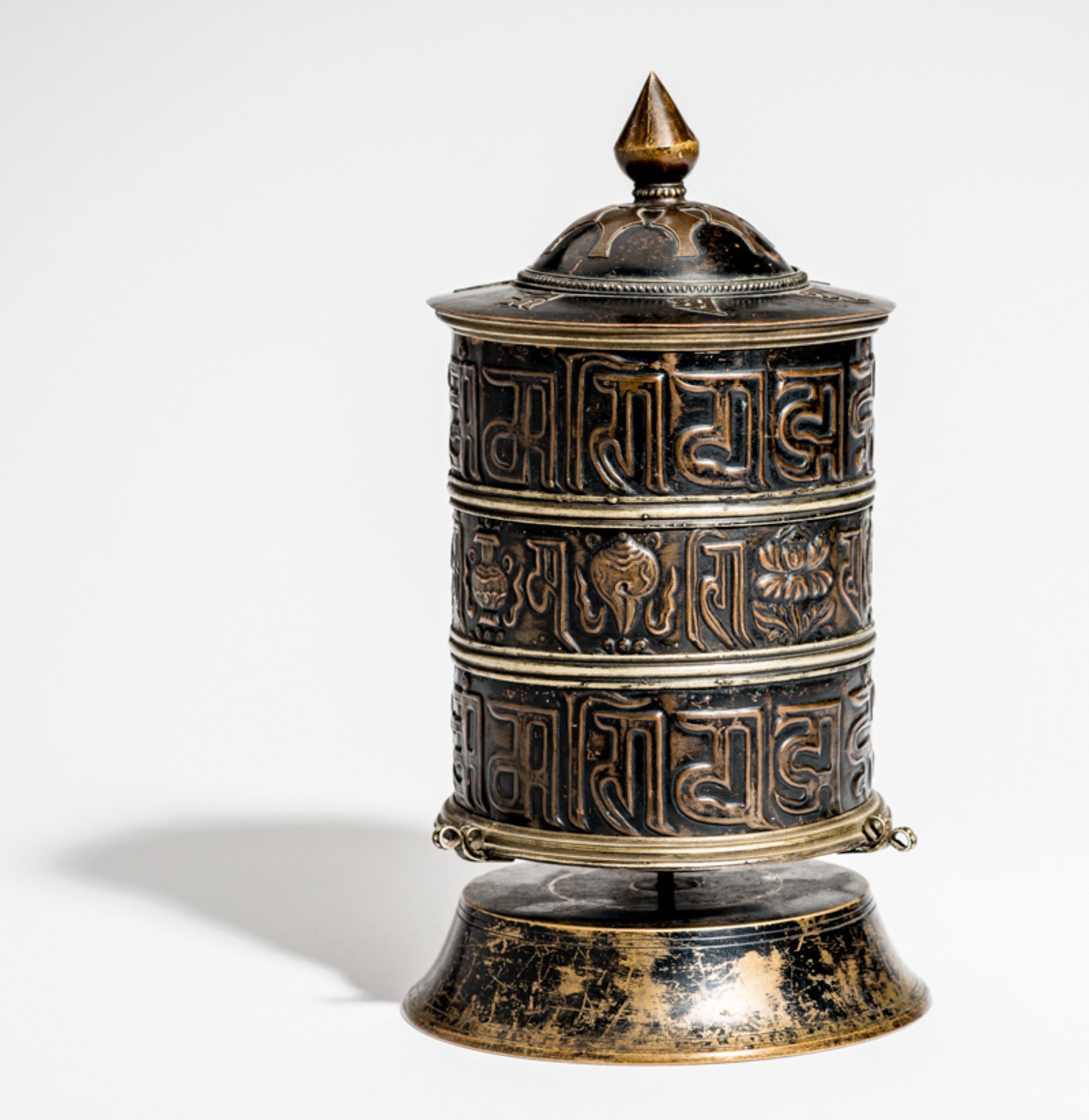 GEBETSMÜHLEGelbe Bronze und Kupfer getrieben. Tibet, 19, bis 1. Hälfte 20. Jh.Zylindrische Form,