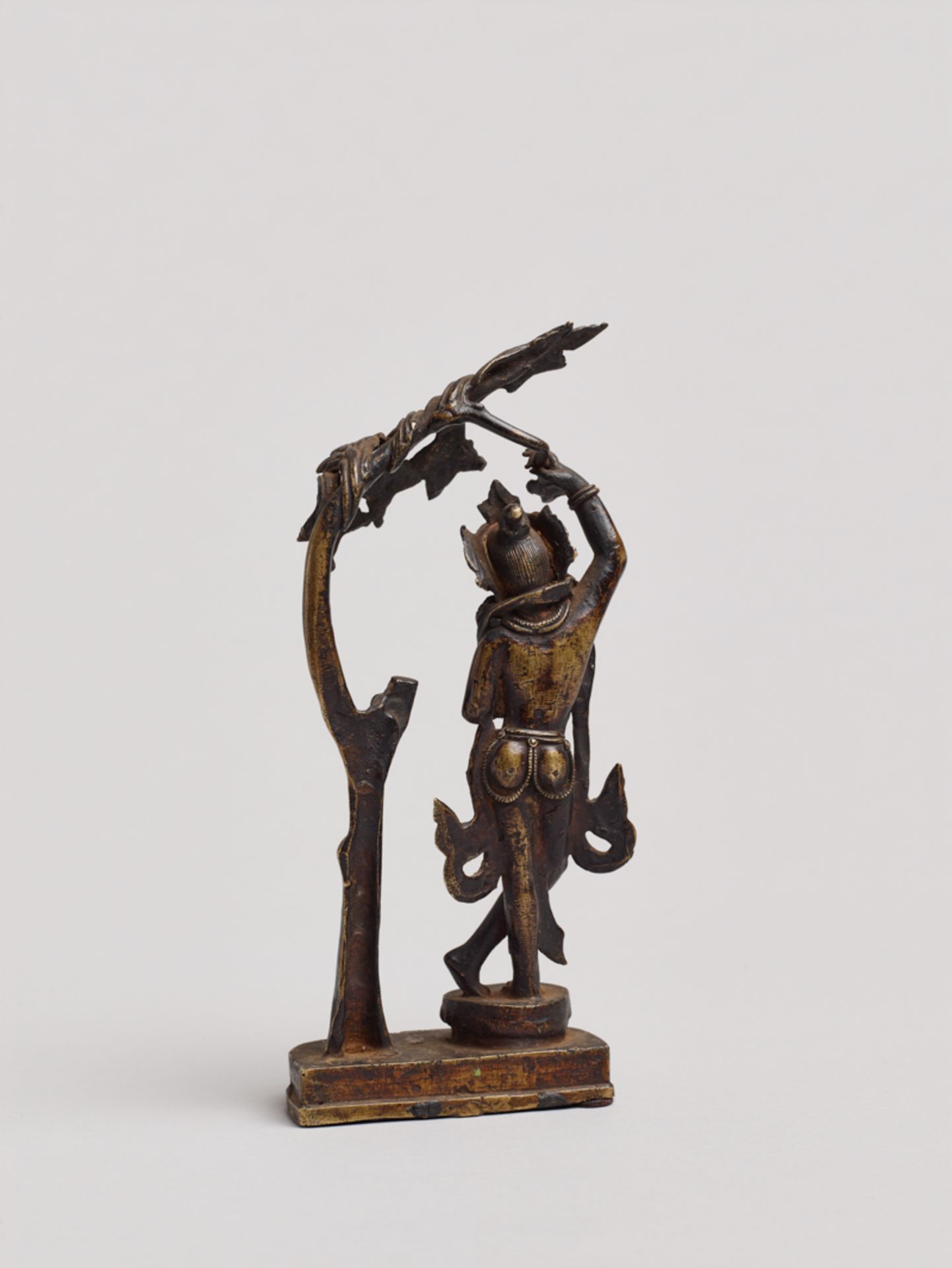 GÖTTIN DEVI STEHEND UNTER EINEM BAUMBronze. Nepal, ca. 17. bis 18. Jh.Sehr reizvoll gestaltetes - Bild 5 aus 6