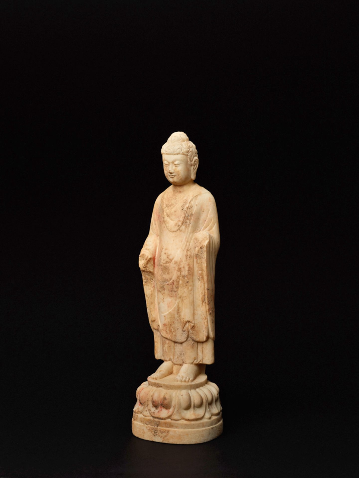 AUF LOTUS STEHENDER BUDDHAWeißer Marmor. China, vermutlich Nördliche Wei-Dynastie (385 -535) - Image 2 of 7