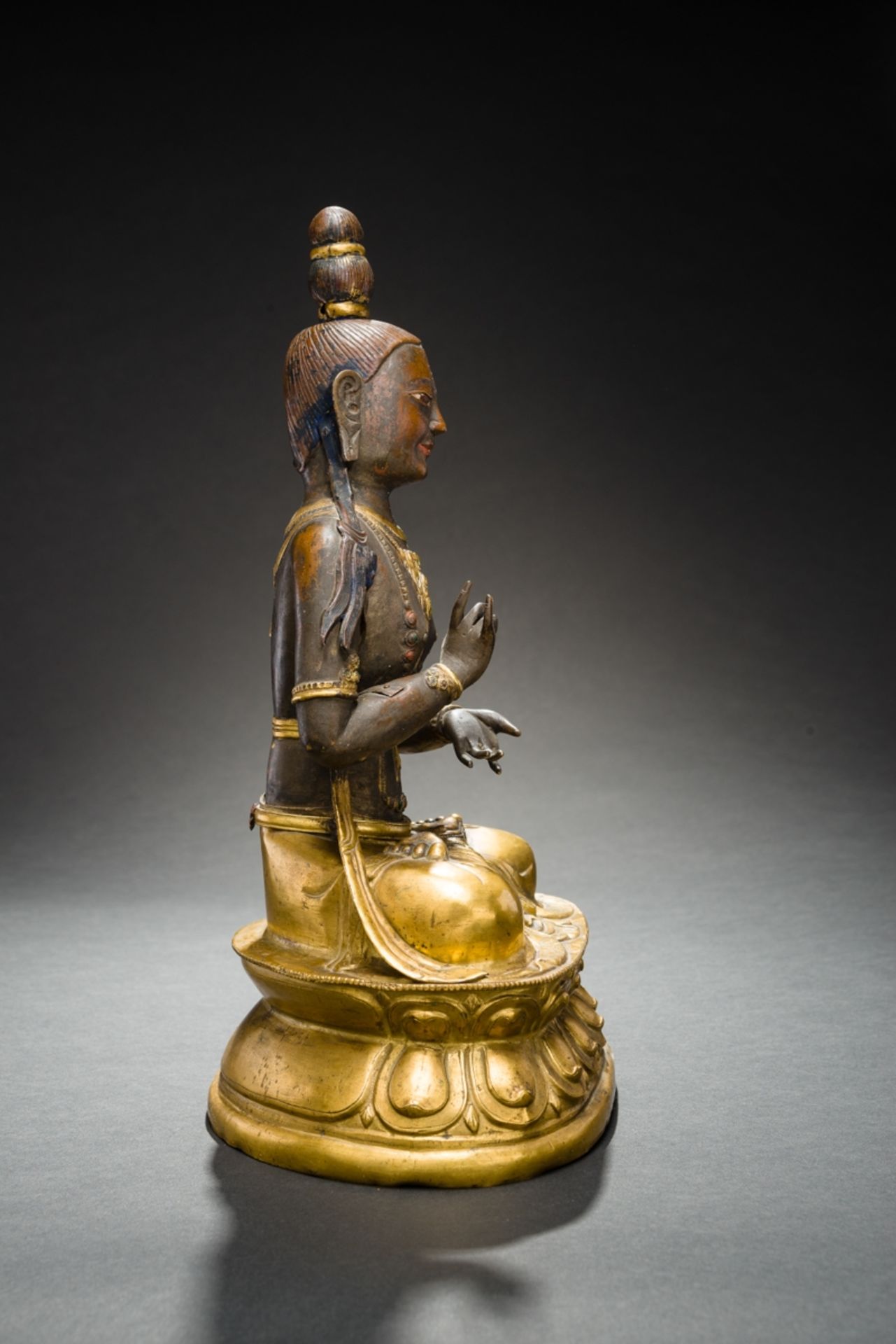 DER BODHISATTVA DER TRANSZENDENTEN WEISHEITKupferrepoussé und Bronze mit Feuervergoldung. Tibet, - Image 6 of 8