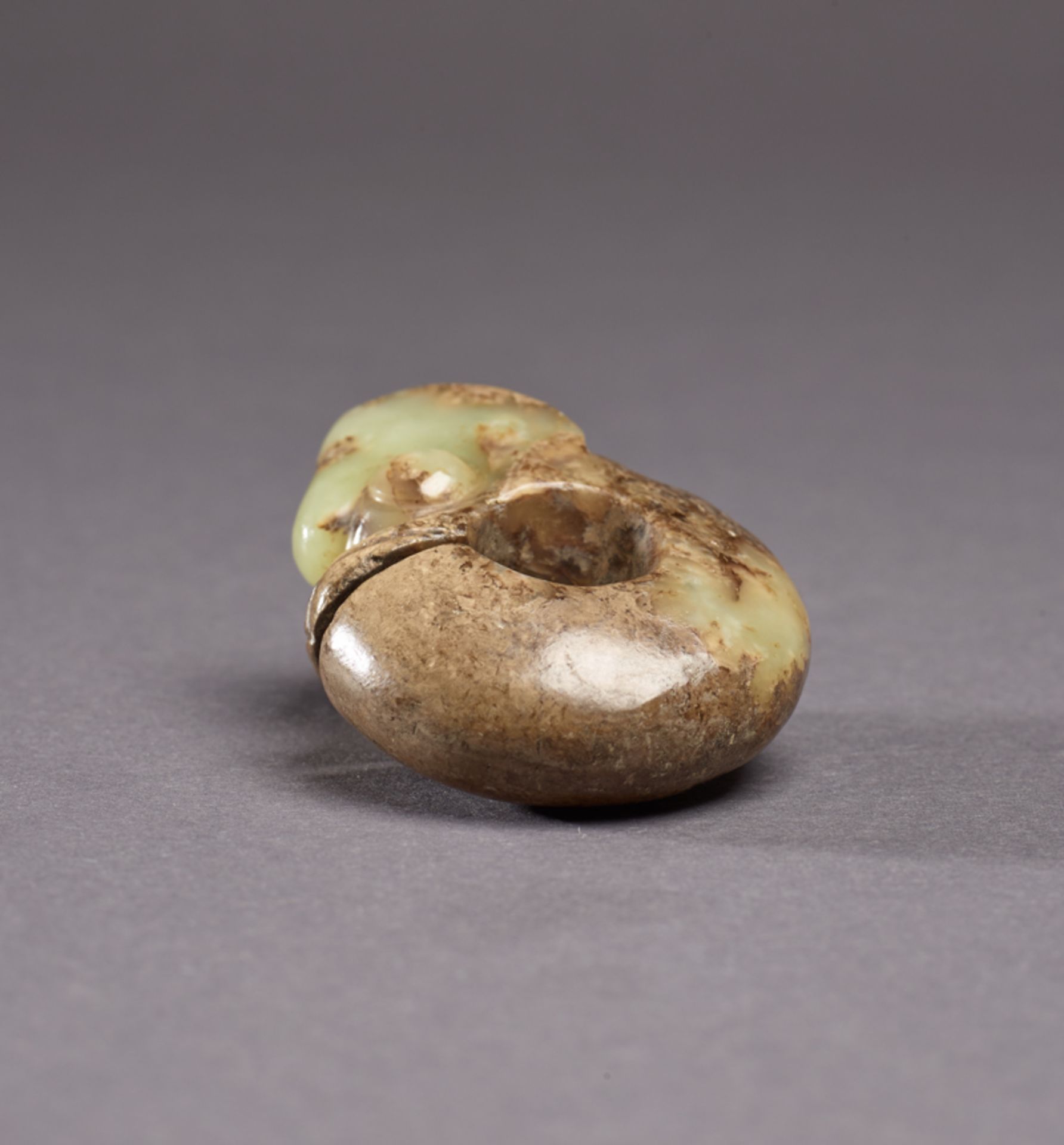 SMALL ‘DRAGON’-SHAPED PENDANT  Jade. China, Late Neolithic, Hongshan culture, c. 3500 – 3000 BC - Bild 4 aus 4