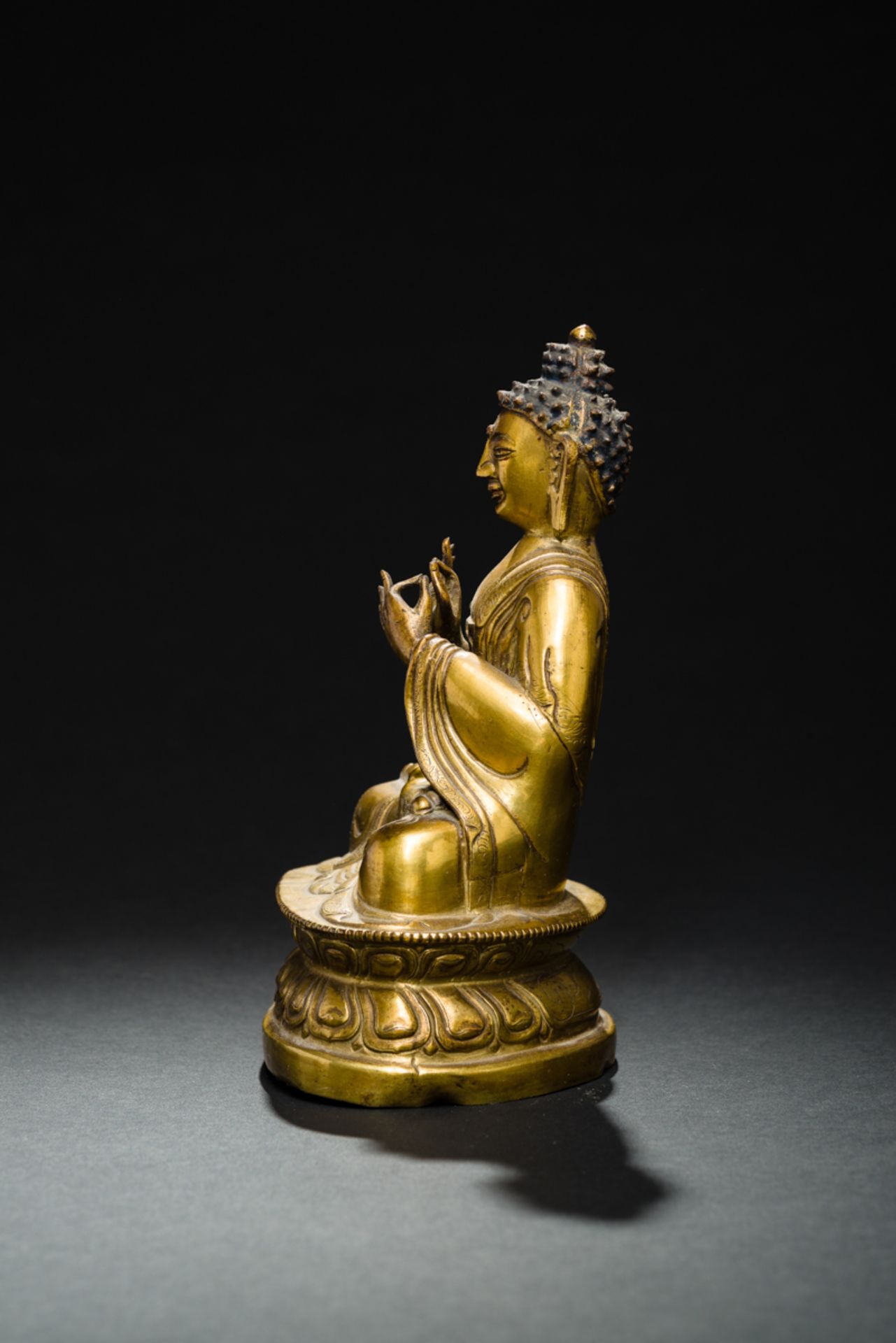DER PREDIGENDE BUDDHA SHAKYAMUNIFeuervergoldete Bronze. Sinotibetisch, Qing-Dynastie, fr. 19. Jh.In - Image 4 of 6