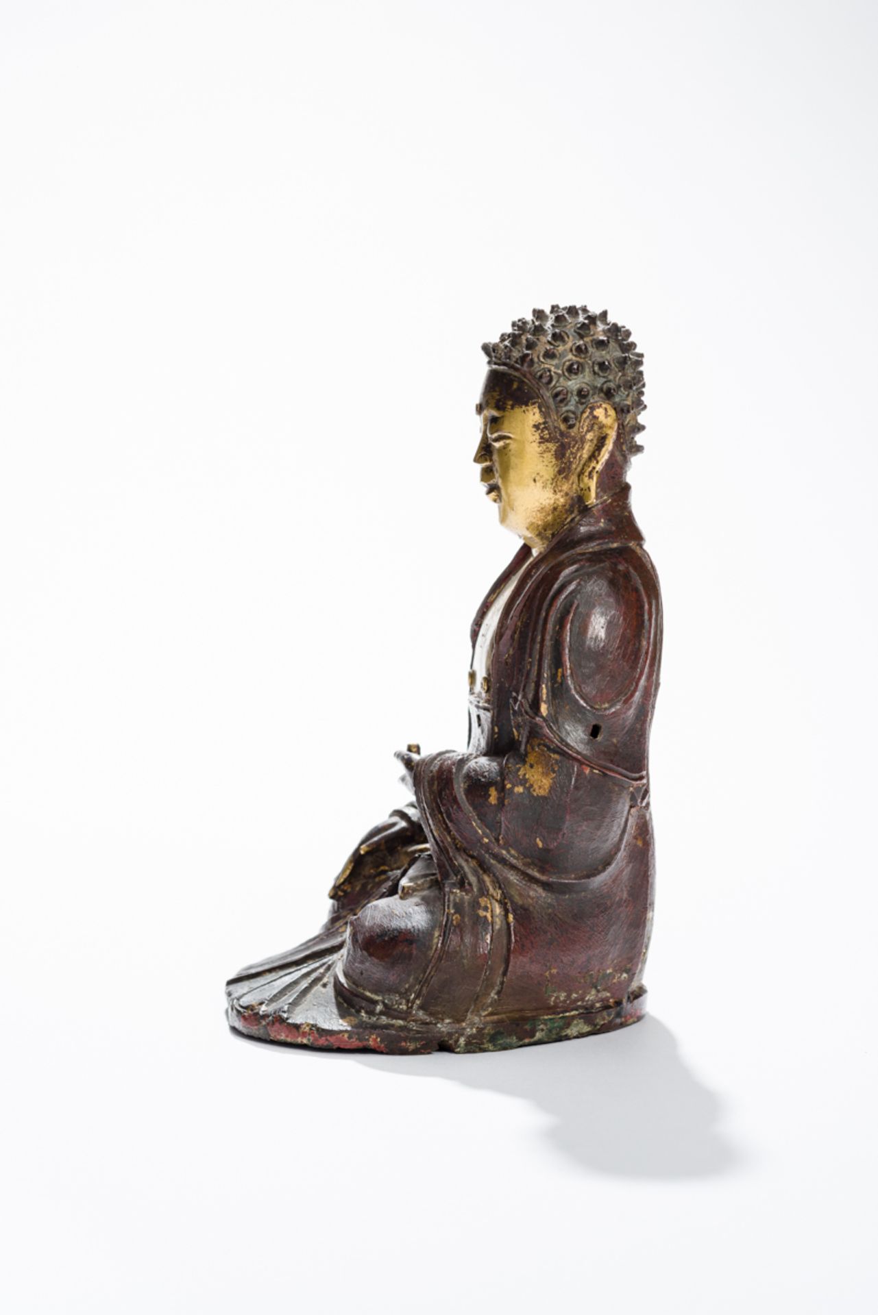 SITZENDER BUDDHA SHAKYAMUNIBronze mit Vergoldung. China, Ming-Dynastie (1368 – 1644)Nette kleine - Image 4 of 7