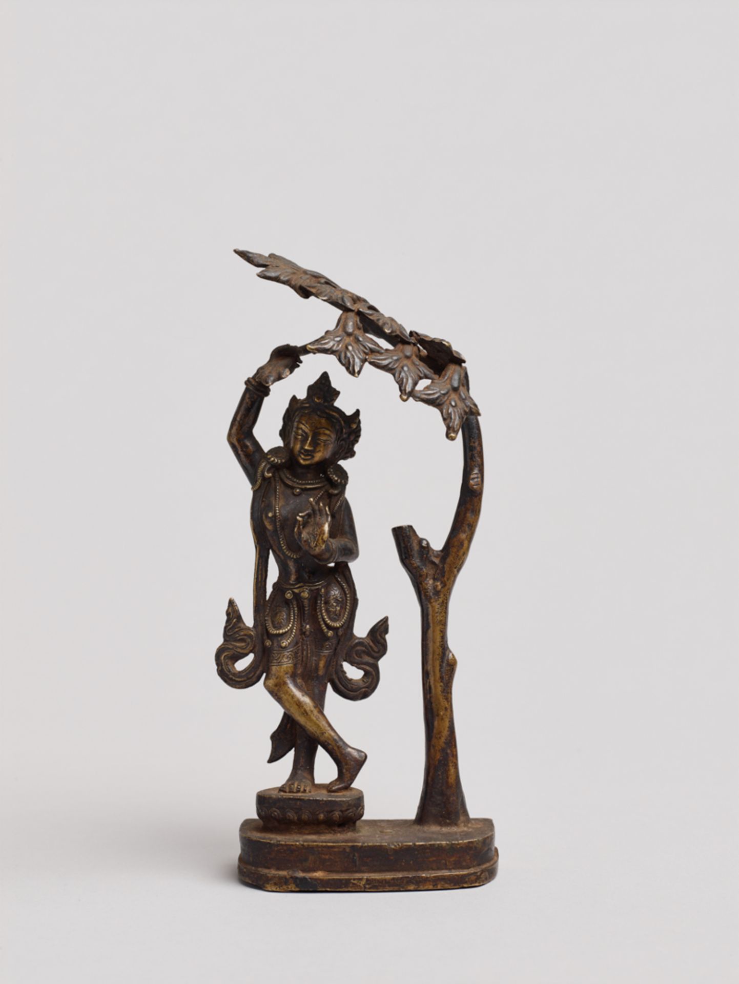 GÖTTIN DEVI STEHEND UNTER EINEM BAUMBronze. Nepal, ca. 17. bis 18. Jh.Sehr reizvoll gestaltetes - Bild 2 aus 6