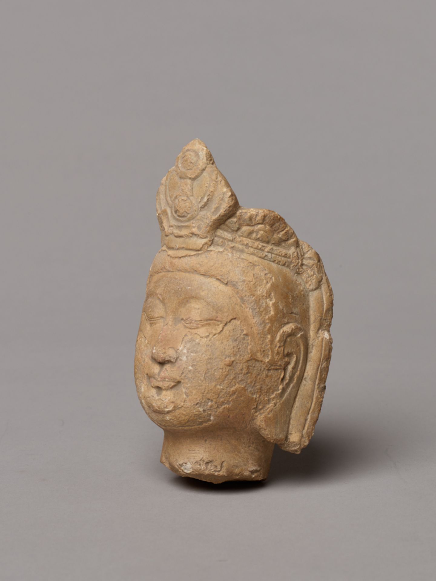 KOPF EINES BODHISATTVAGelbgrauer Stein. China, Nördliche Wei-Dynastie (386 - 534)Trotz der Alterung - Bild 3 aus 6