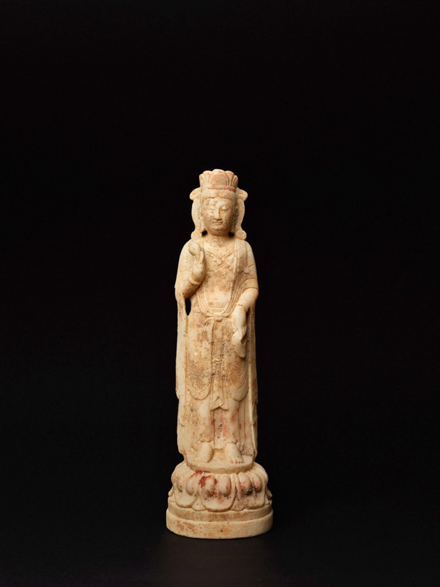 AUF LOTUS STEHENDER BODHISATTVAWeißer Marmor. China, vermutlich Nördliche Wei-Dynastie (385 -535) - Image 2 of 8