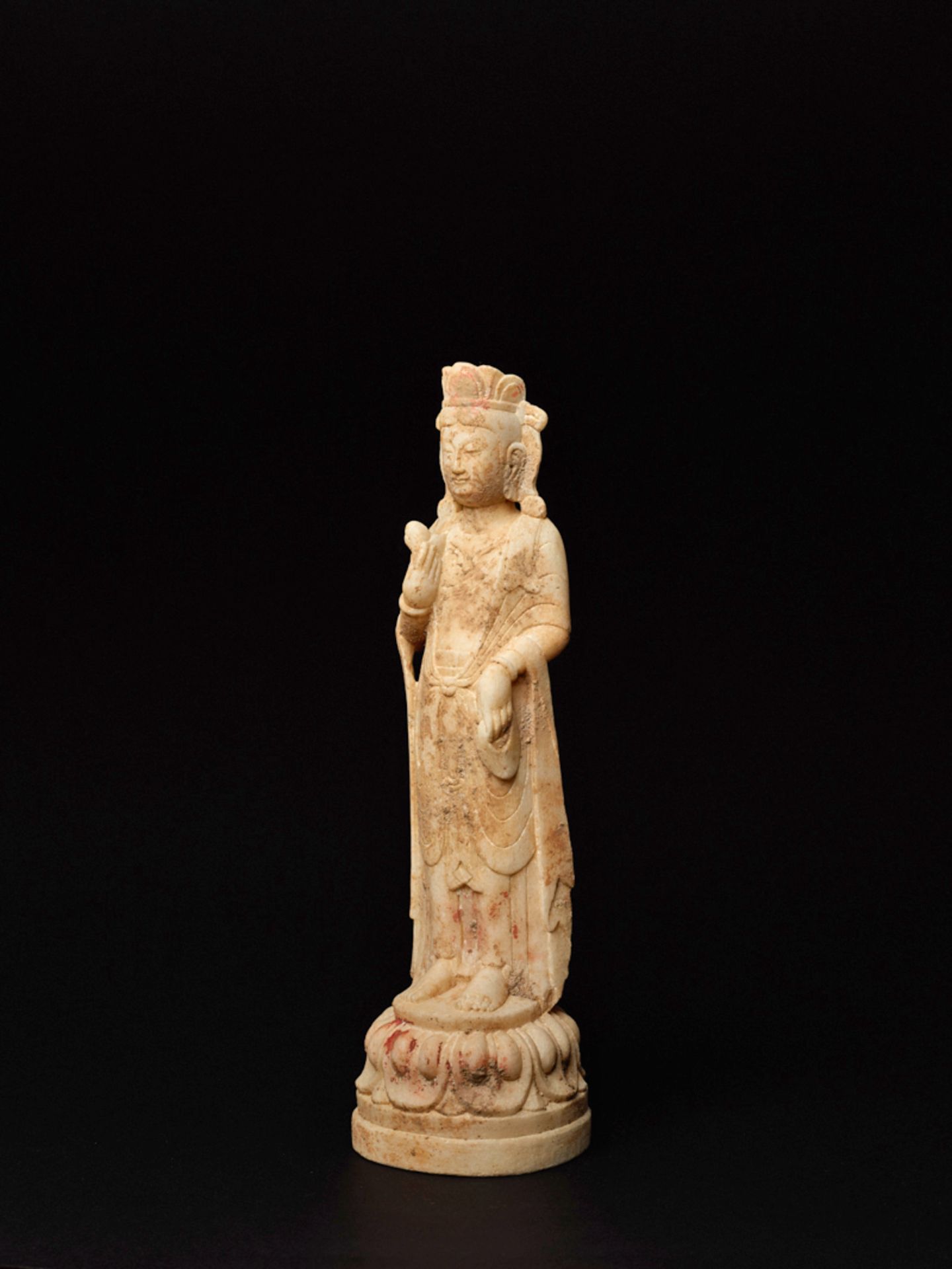 AUF LOTUS STEHENDER BODHISATTVAWeißer Marmor. China, vermutlich Nördliche Wei-Dynastie (385 -535) - Bild 6 aus 8