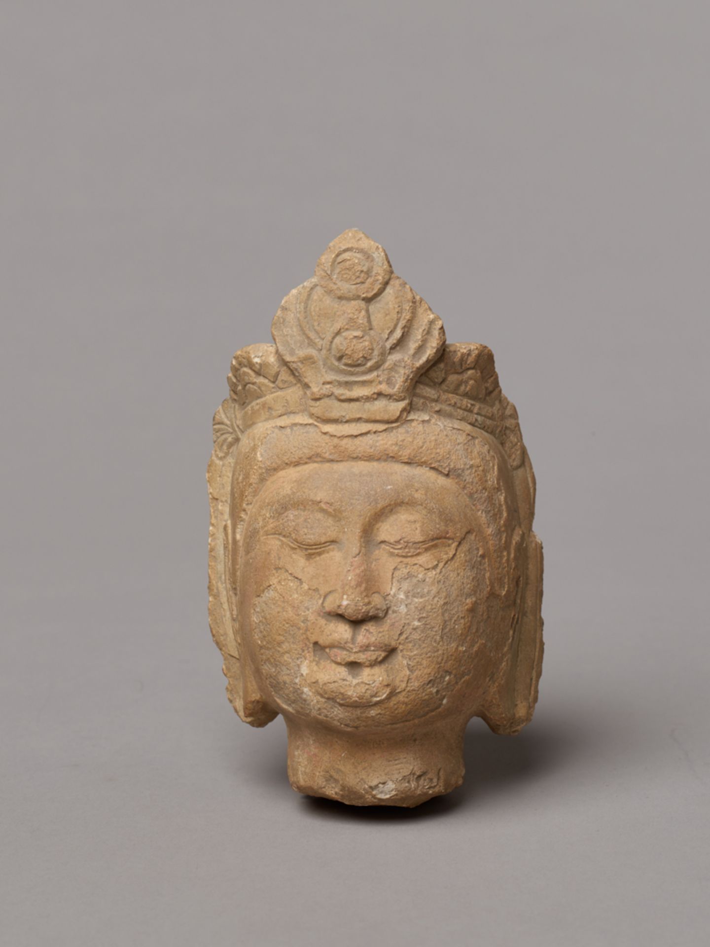 KOPF EINES BODHISATTVAGelbgrauer Stein. China, Nördliche Wei-Dynastie (386 - 534)Trotz der Alterung - Image 2 of 6