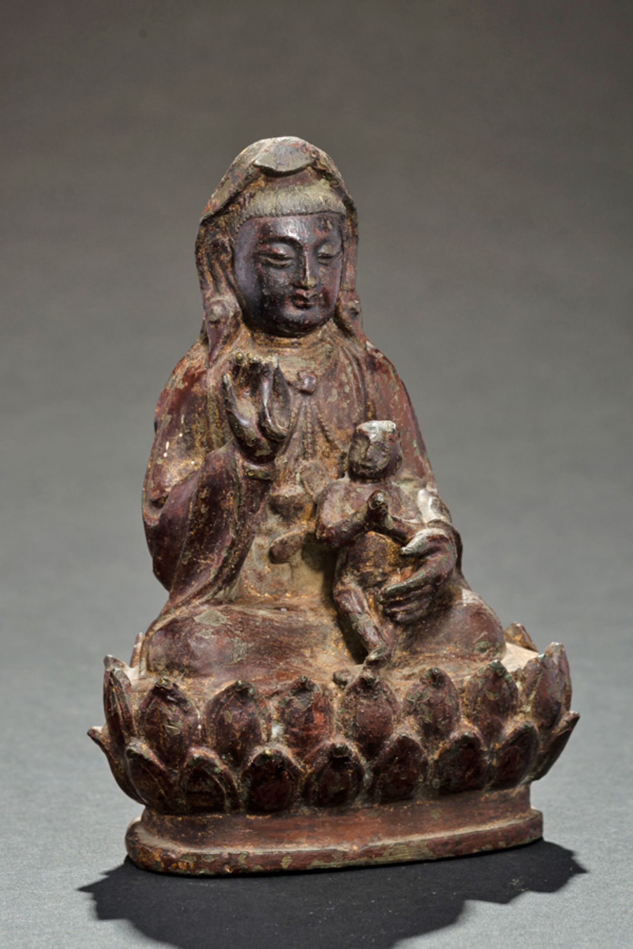 KINDERBRINGENDE GÖTTIN GUANYINBronze mit Vergoldung. China, Ming, ca. 17. Jh.Die populäre - Bild 2 aus 6