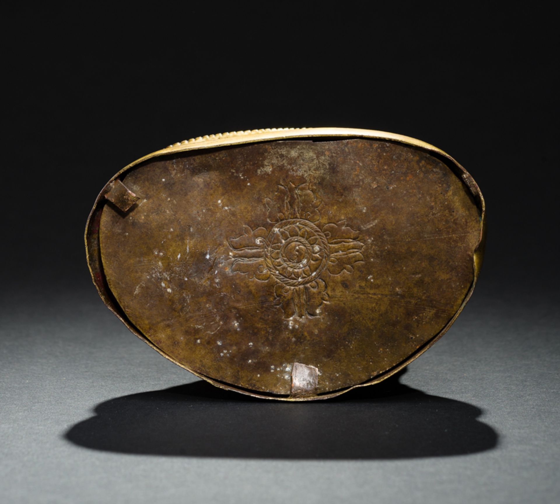 DER PREDIGENDE BUDDHA SHAKYAMUNIFeuervergoldete Bronze. Sinotibetisch, Qing-Dynastie, fr. 19. Jh.In - Image 6 of 6