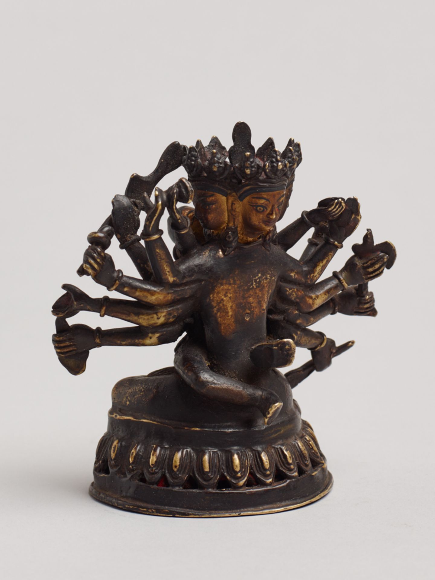 DER VIERKÖPFIGE CAKRASAMVARA MIT YOGINIGelbe Bronze mit Lackvergoldung. Nepal , ca. 17. bis 18. Jh. - Bild 4 aus 6