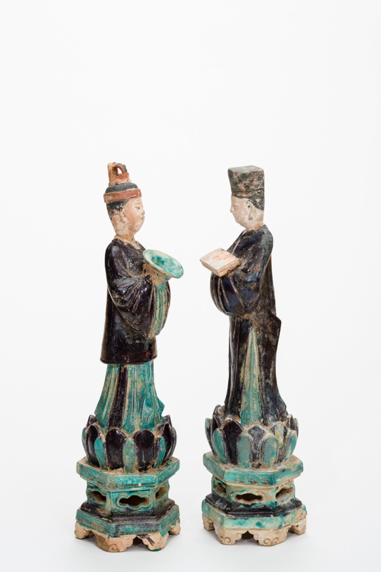 DAME UND HERR AUS EINEM GROSSEN GEFOLGETürkis und schwarz glasierte Keramik. China, Ming-Dynastie, - Image 4 of 5