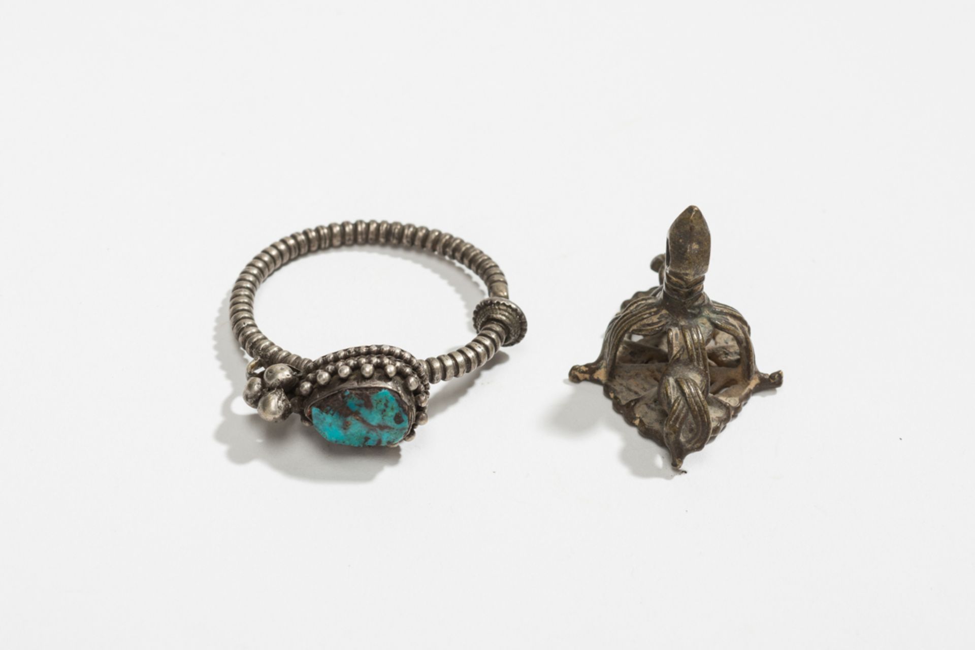 ZWEI SCHMUCKSTÜCKEBronze, Silber, Türkis. Tibet, altDas kleinere Stück durchbrochen, mit - Bild 2 aus 3