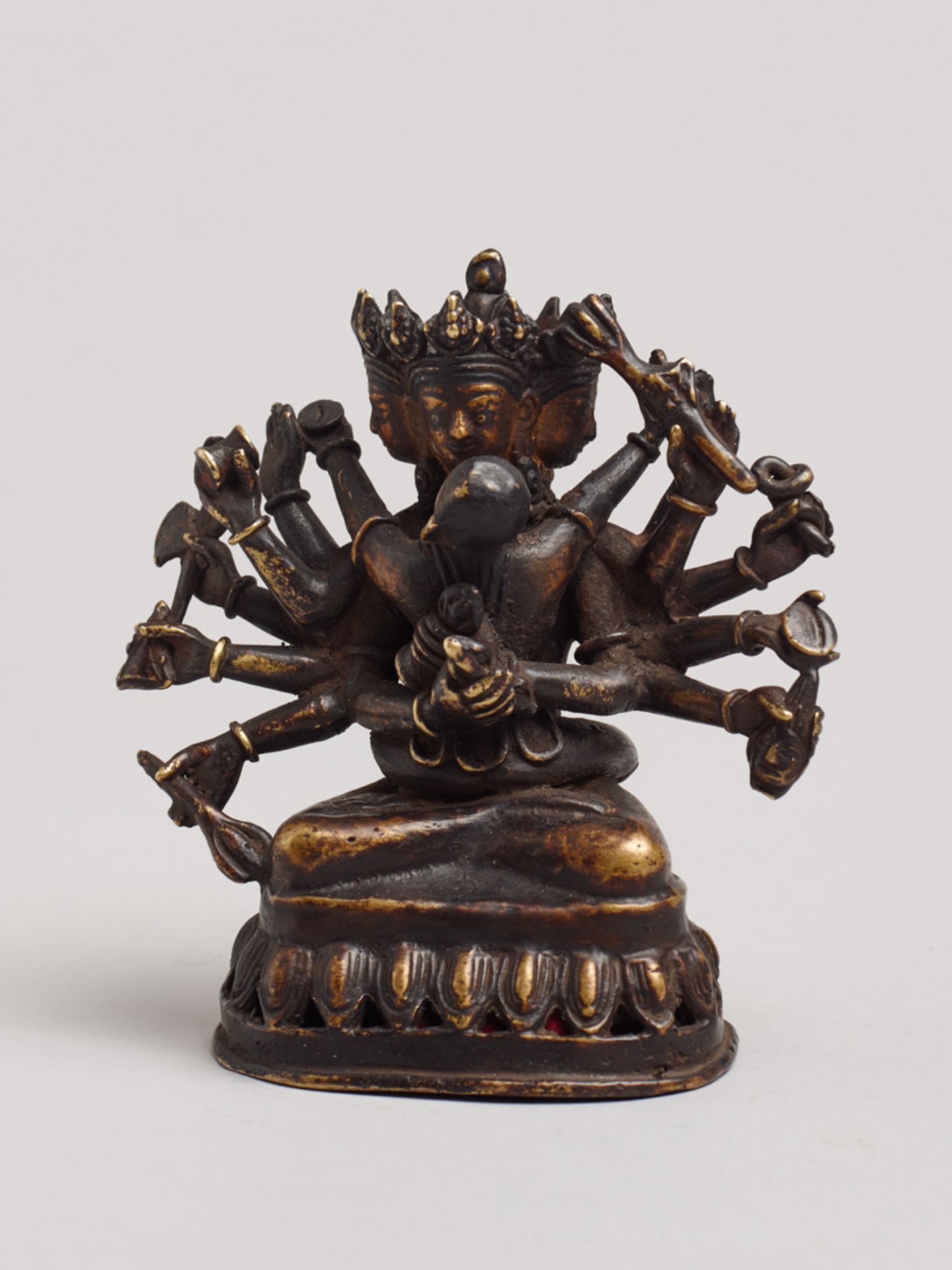 DER VIERKÖPFIGE CAKRASAMVARA MIT YOGINIGelbe Bronze mit Lackvergoldung. Nepal , ca. 17. bis 18. Jh. - Bild 5 aus 6
