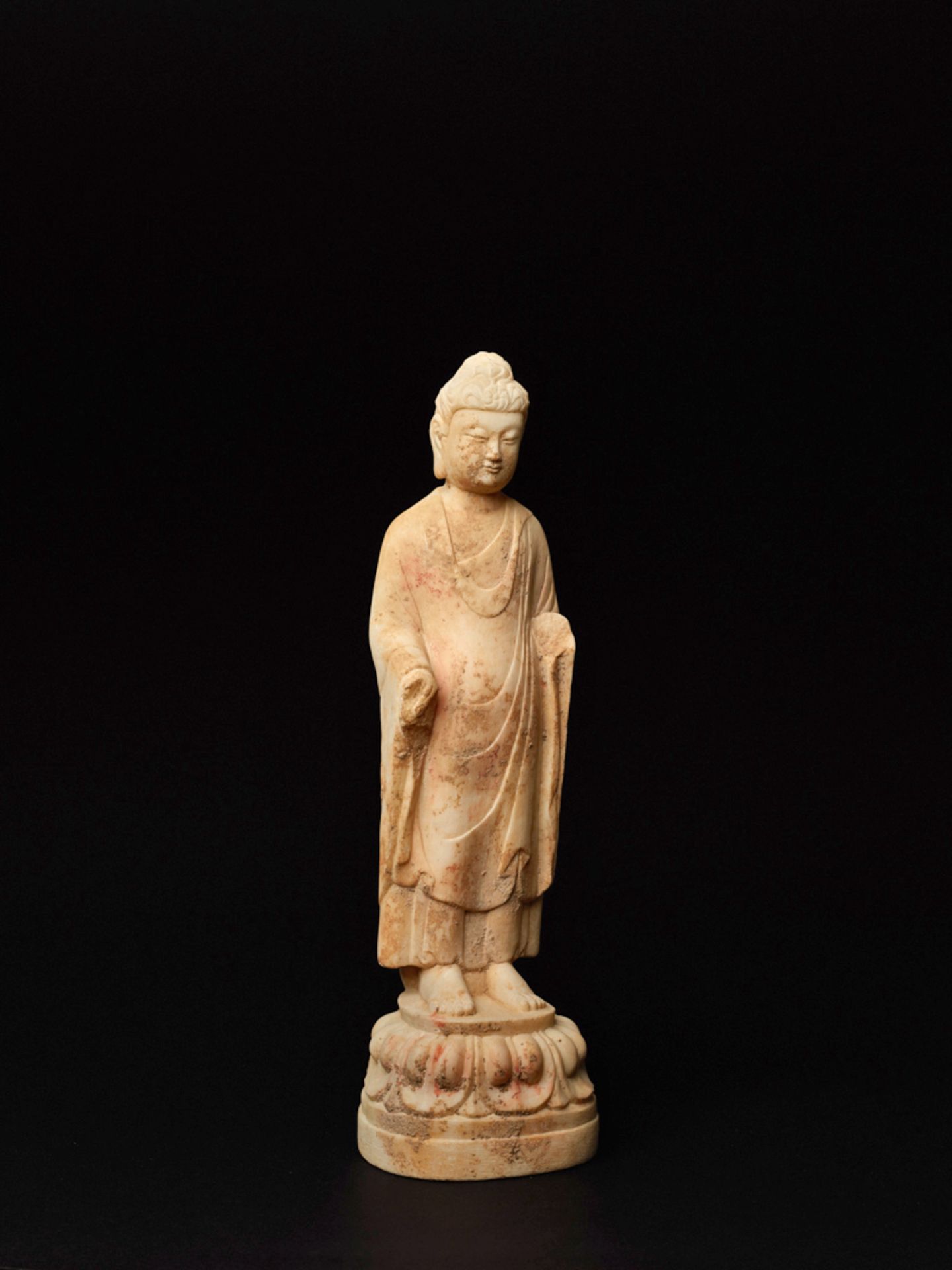 AUF LOTUS STEHENDER BUDDHAWeißer Marmor. China, vermutlich Nördliche Wei-Dynastie (385 -535) - Image 3 of 7