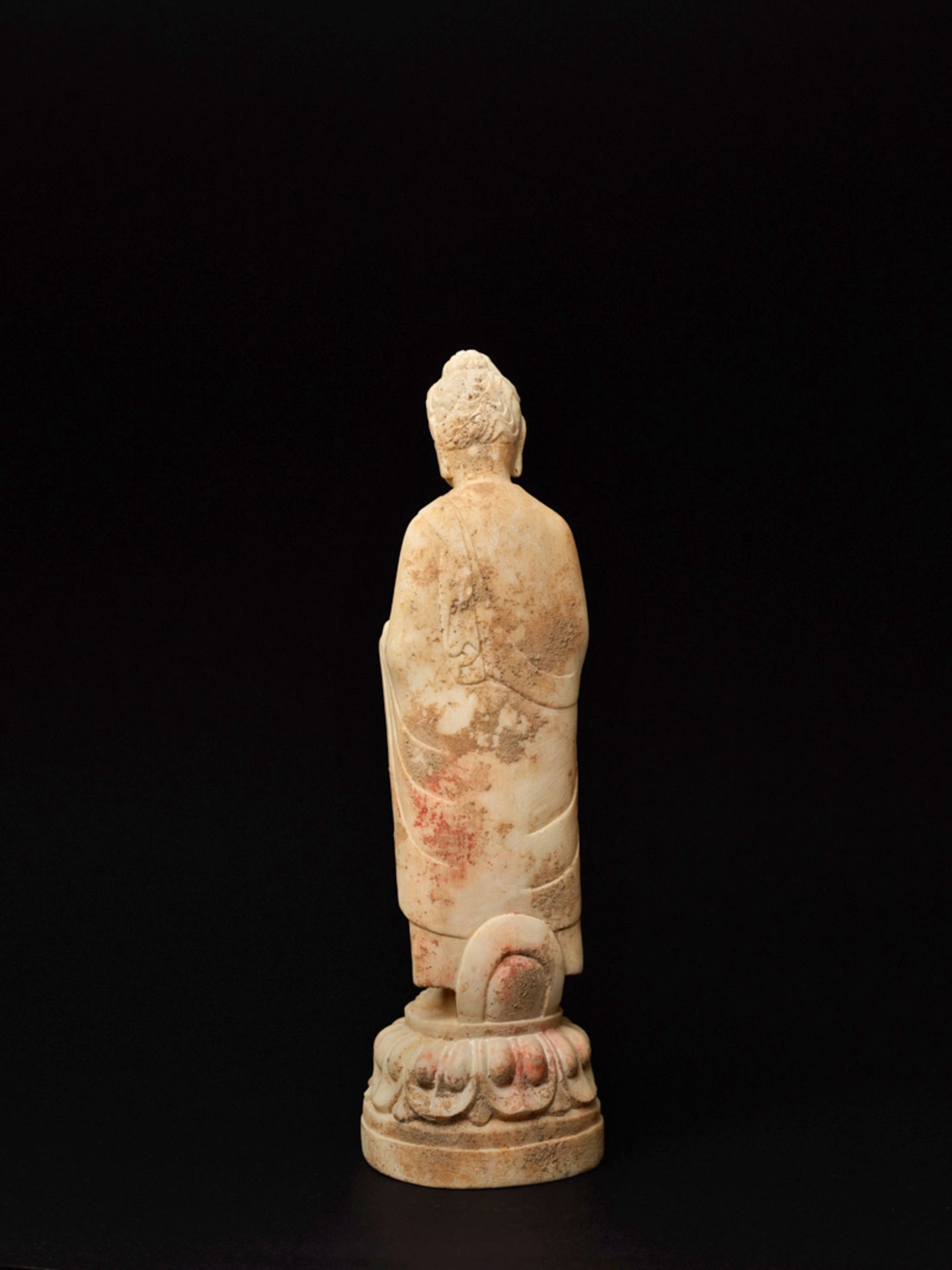 AUF LOTUS STEHENDER BUDDHAWeißer Marmor. China, vermutlich Nördliche Wei-Dynastie (385 -535) - Image 5 of 7