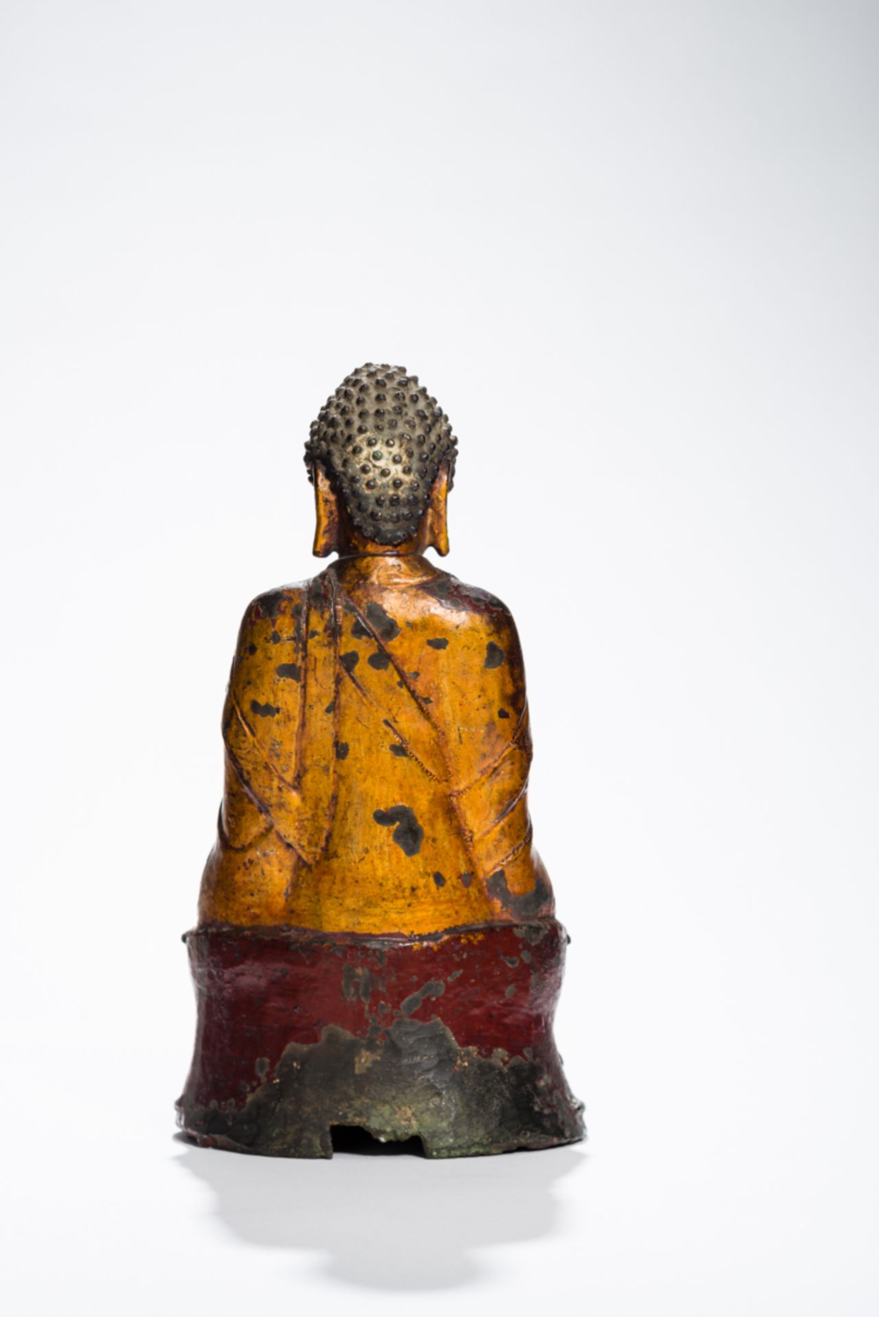 BUDDHA MIT DEm SELTENEN GESTUS DES SALBENSBronze mit Vergoldung. China, ca. 17. Jh.Buddha - Bild 6 aus 8